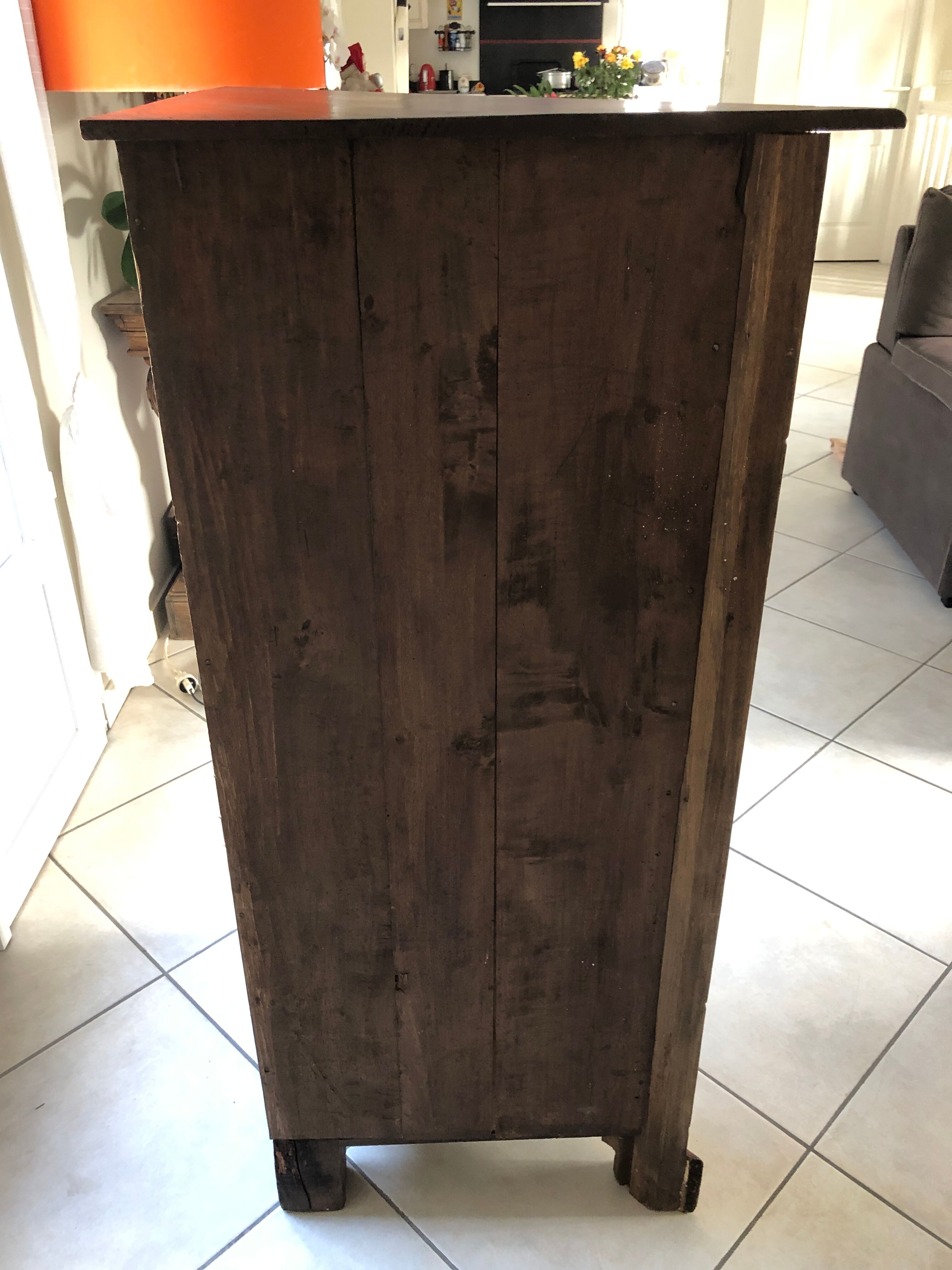 Notch, corner cabinet