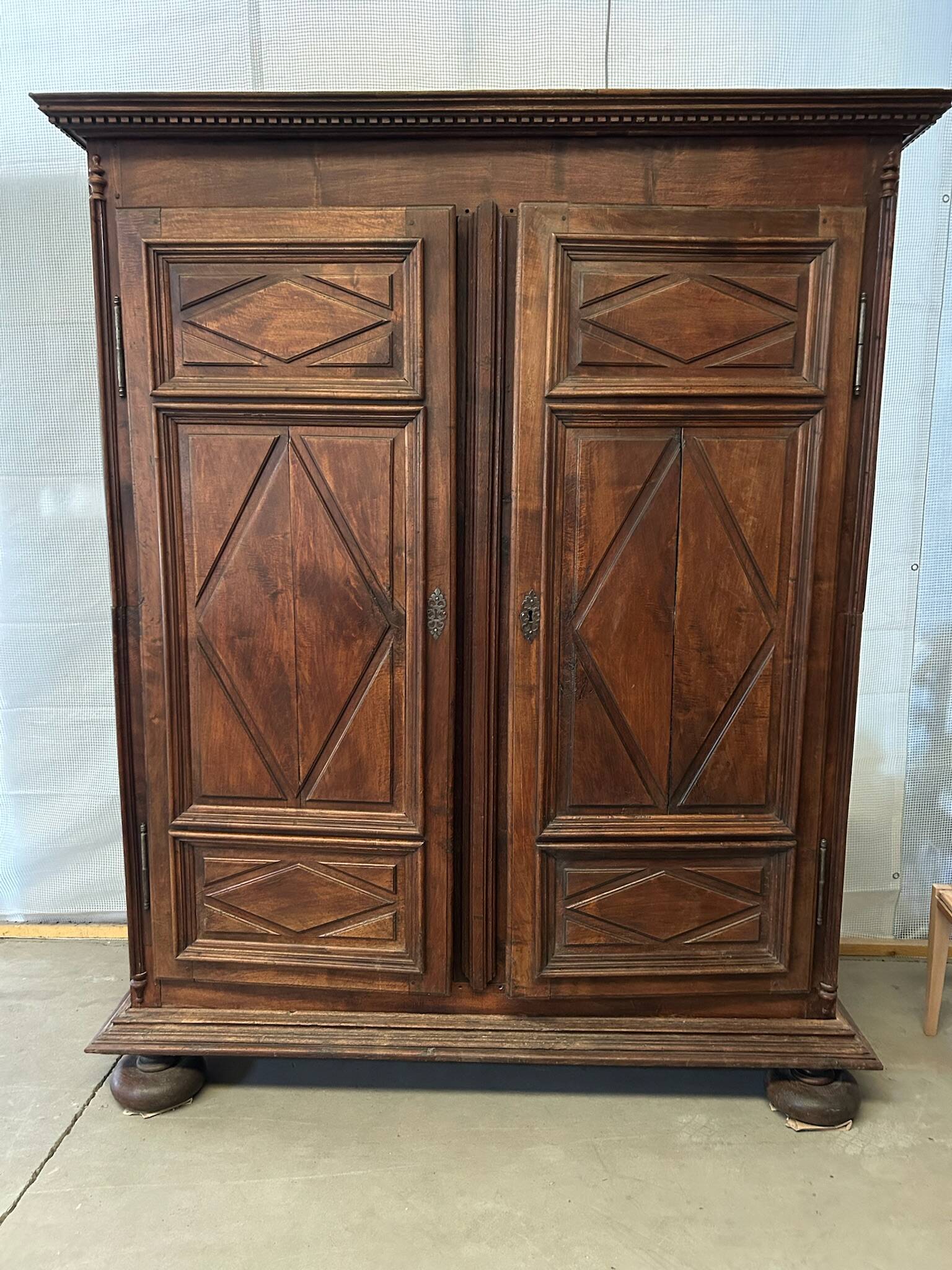 Armoire en noyer massif