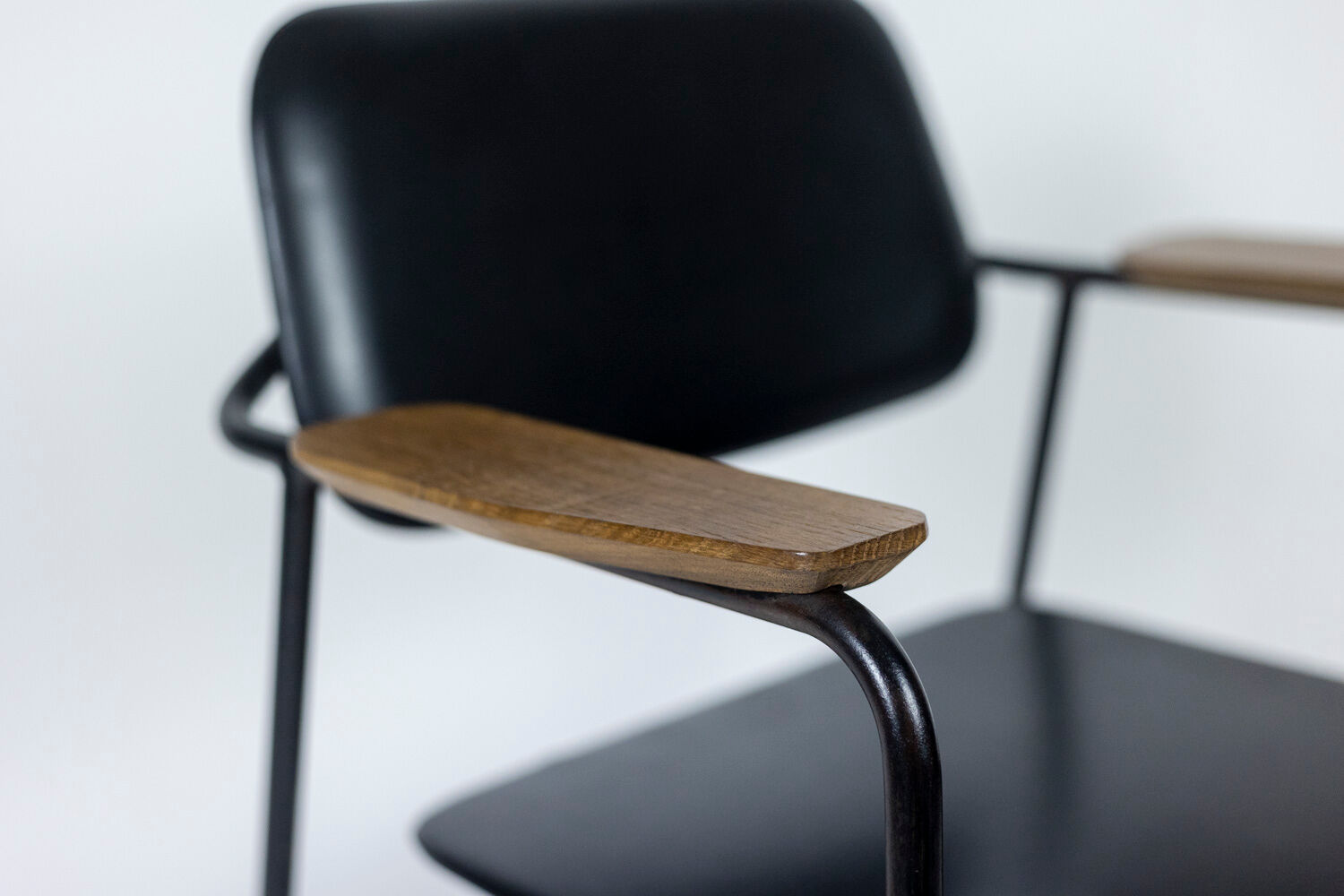 Paire de fauteuils en métal, chêne et cuir, années 1950