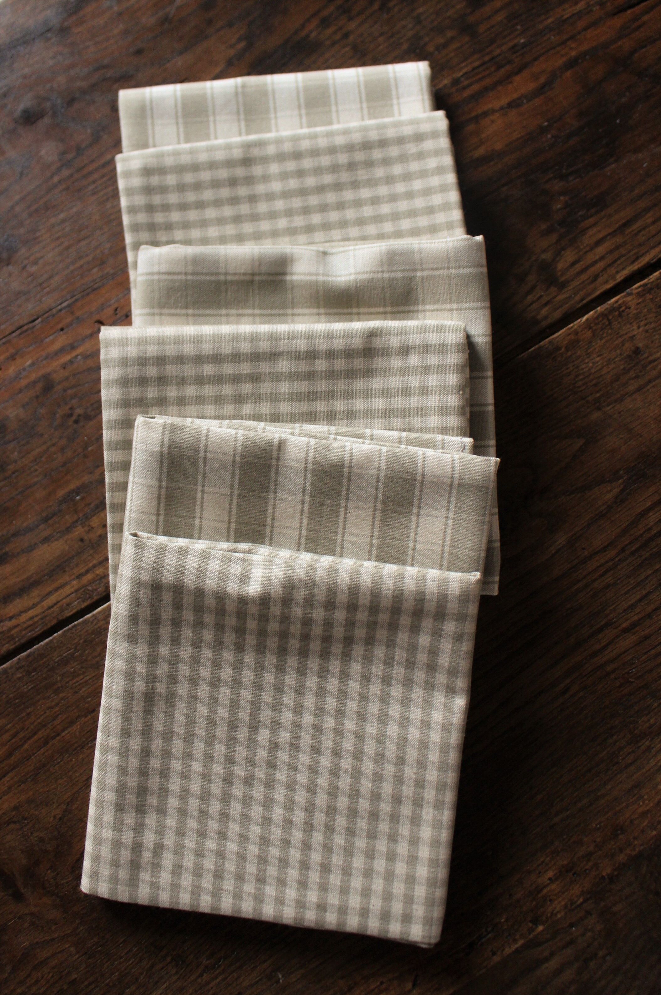 Lot 6 gingham cotton napkins and beige linen tiles