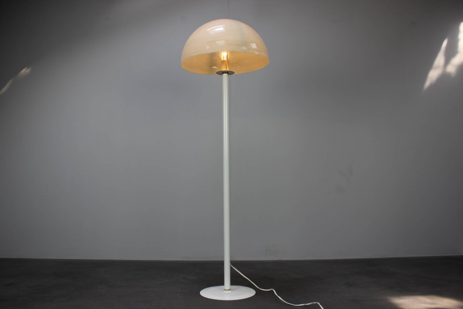 Lampadaire en métal et plastique blanc, Allemagne 1970