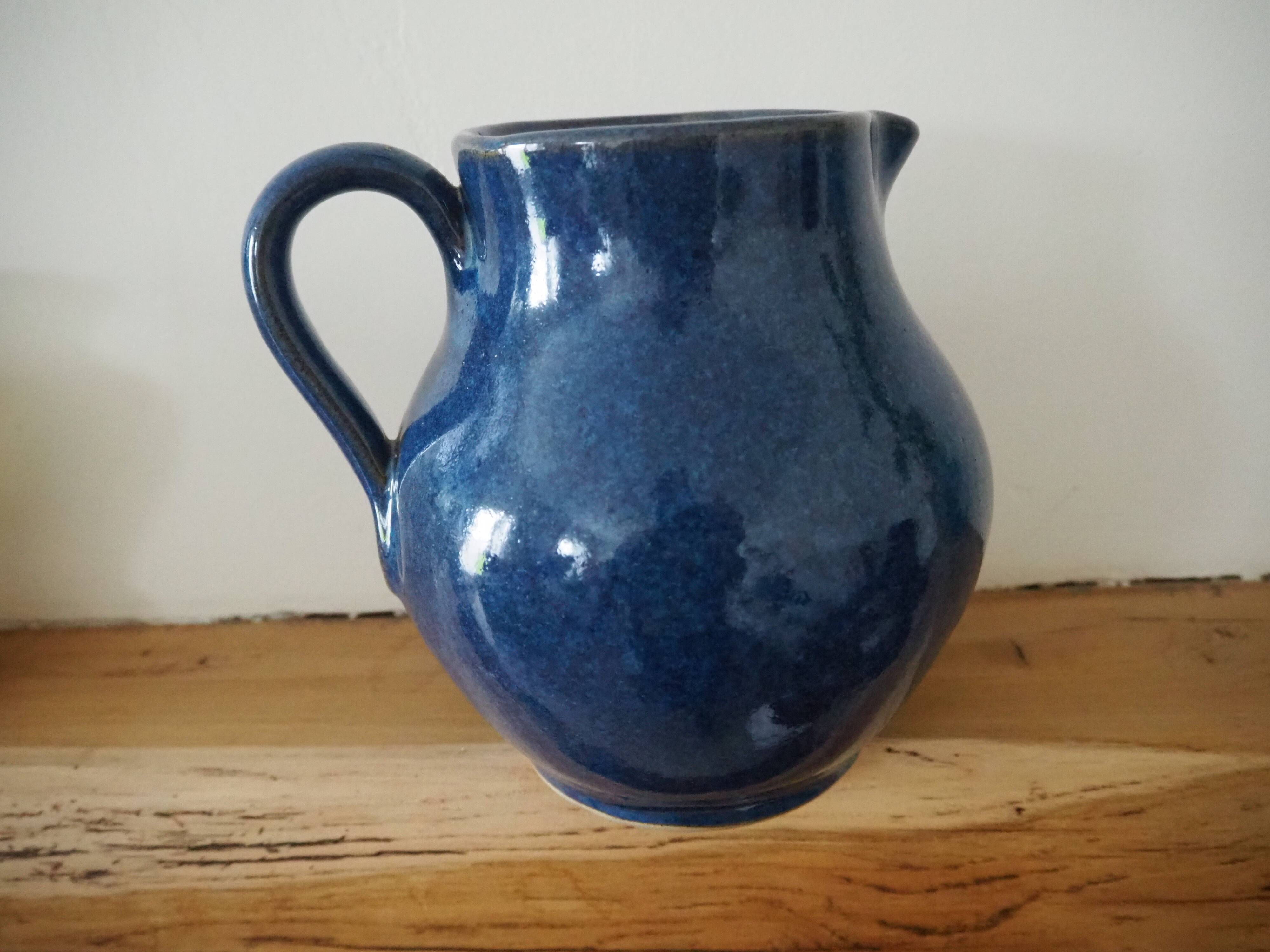 Pichet en céramique – émail de couleur bleu signé J. Normand fait main