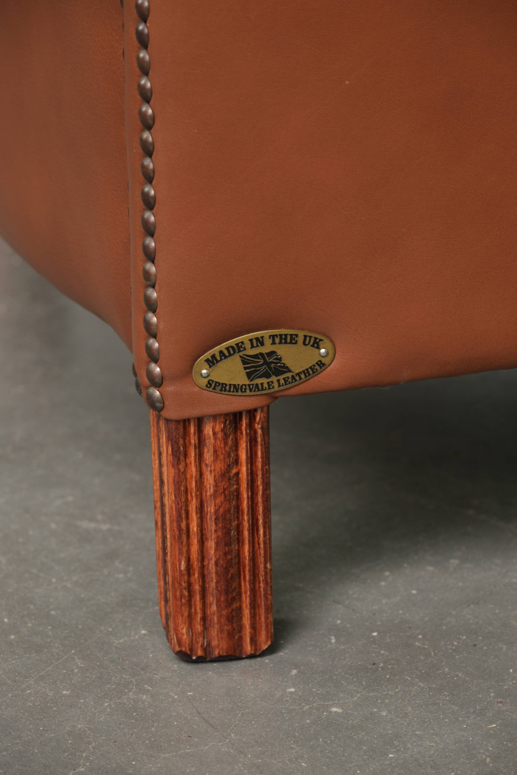 Ensemble de 2 fauteuils club en cuir de vache en bon état dans le style anglais.