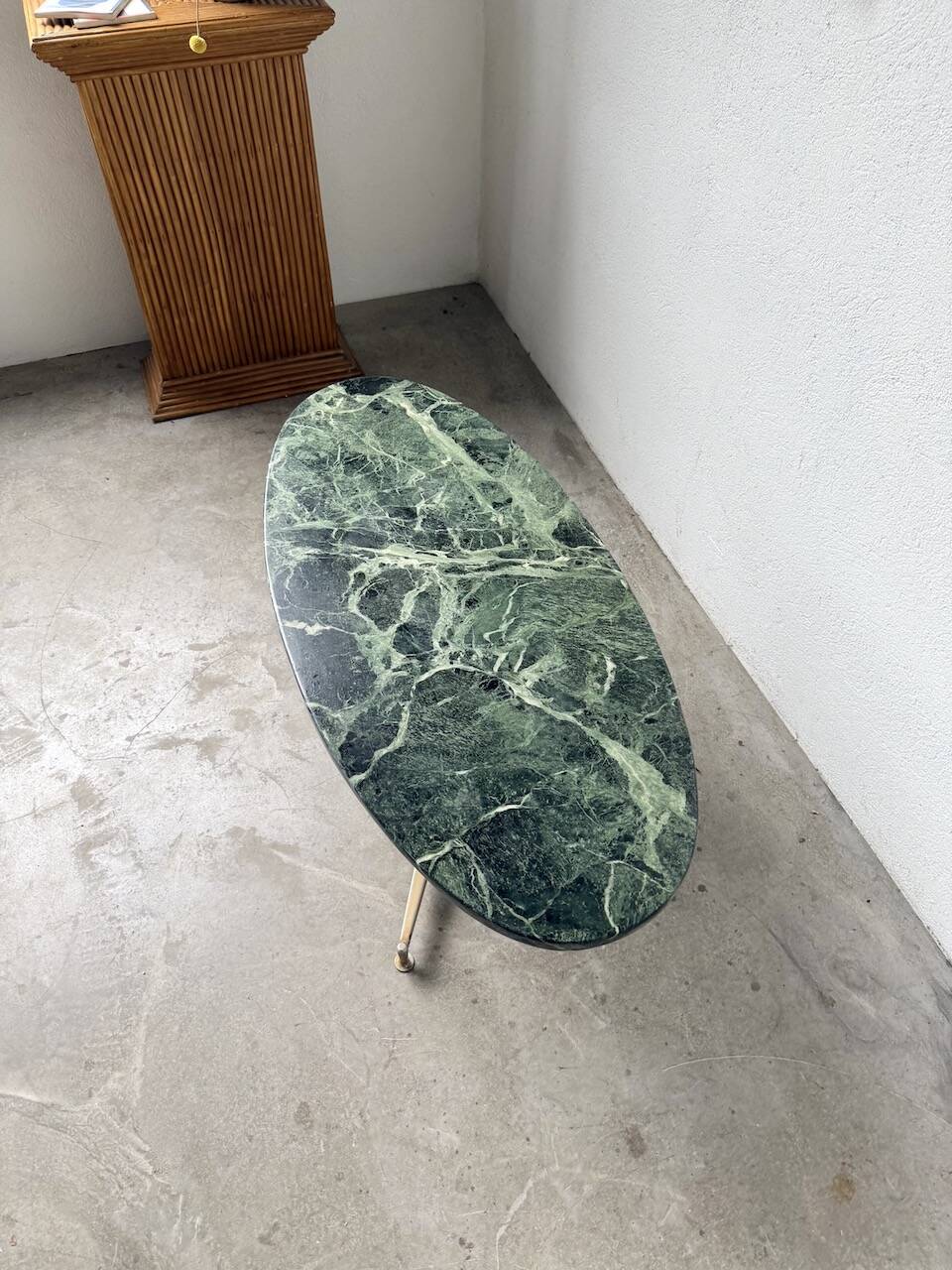 Table basse en marbre vert et laiton par Michel Kin pour Arflex