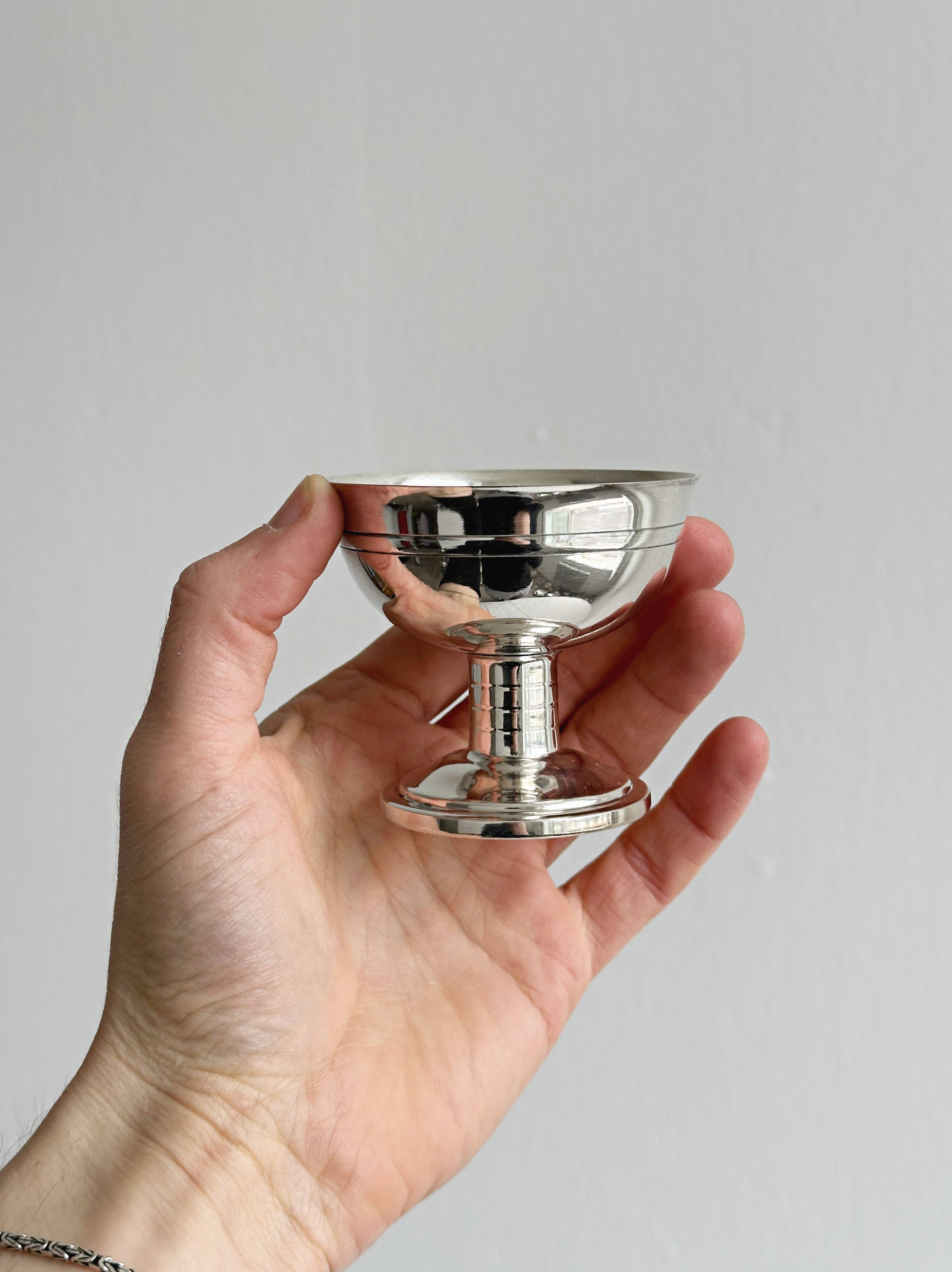 6 coupelles à dessert sur pied en métal brillant