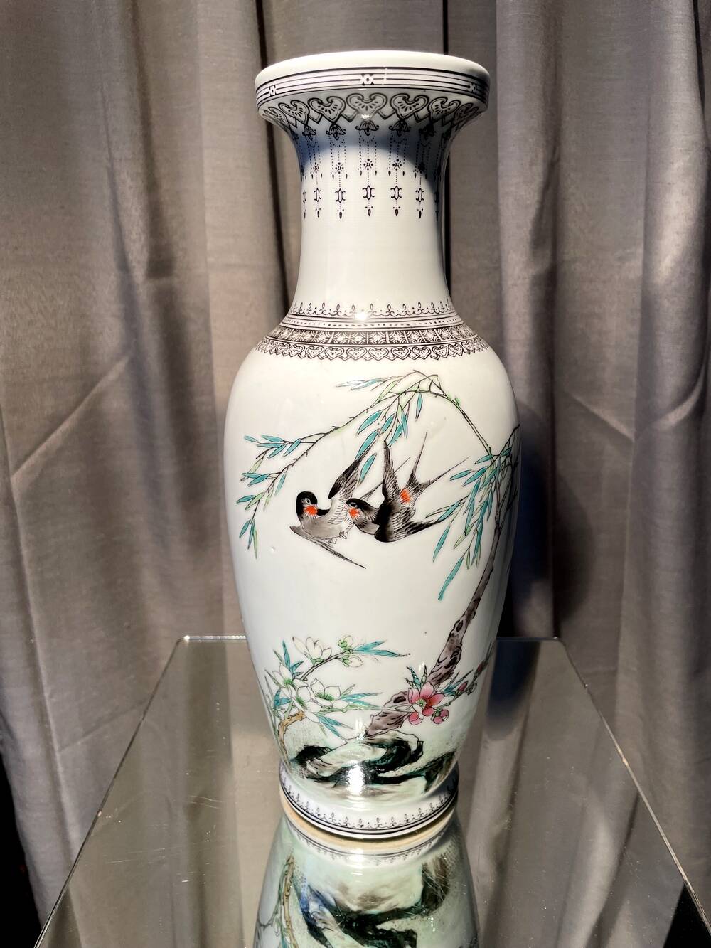 Pair of baluster vases with bird decoration in chinese porcelain