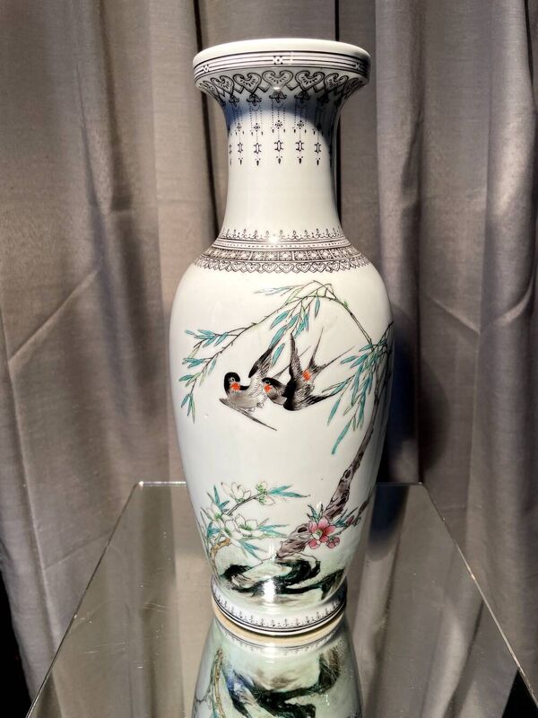 Paire de vases balustre a decor oiseaux en porcelaine chinoise