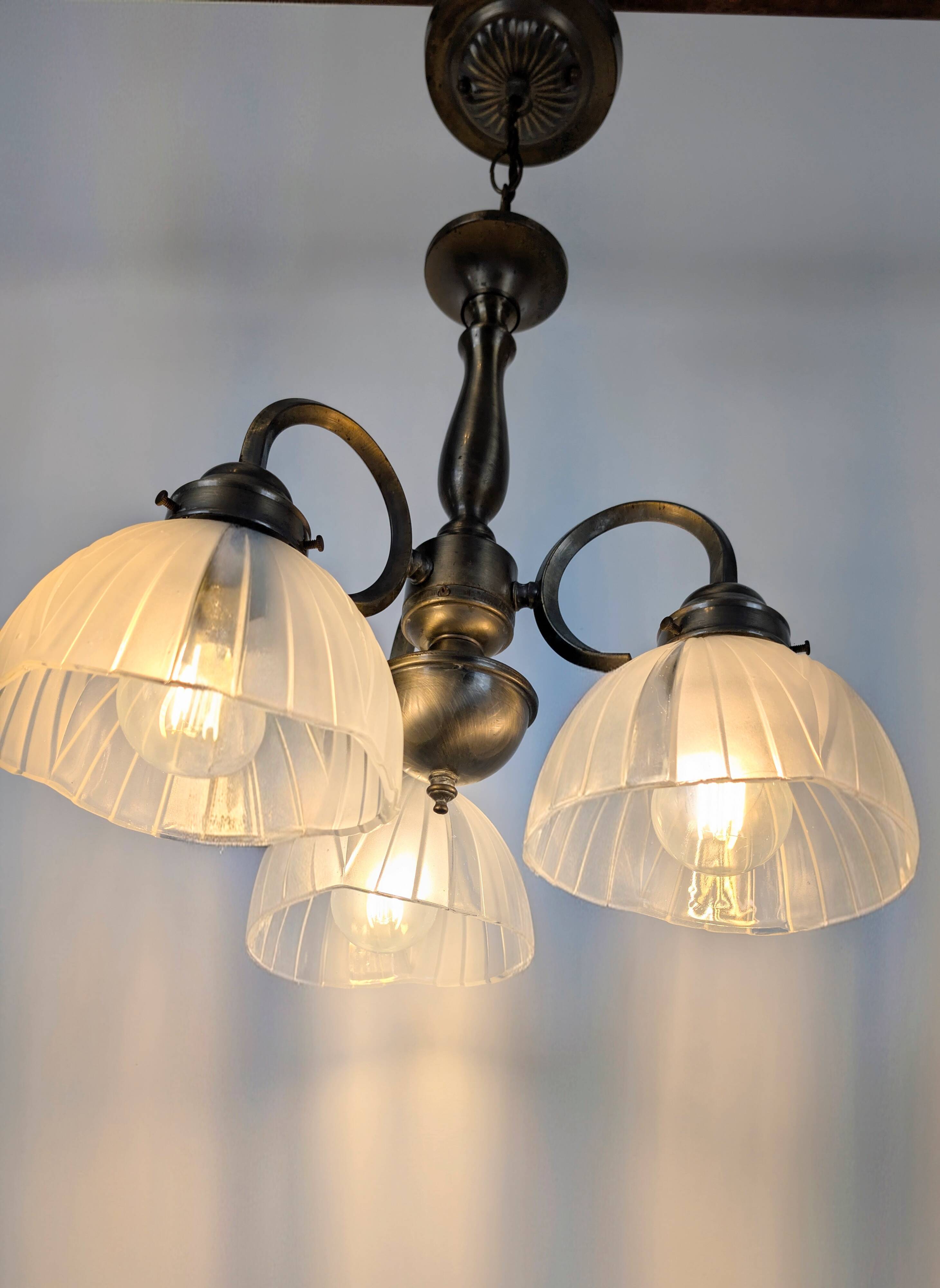 Antique Art Deco chandelier with 3 arms in patinated metal and ribbed glass.