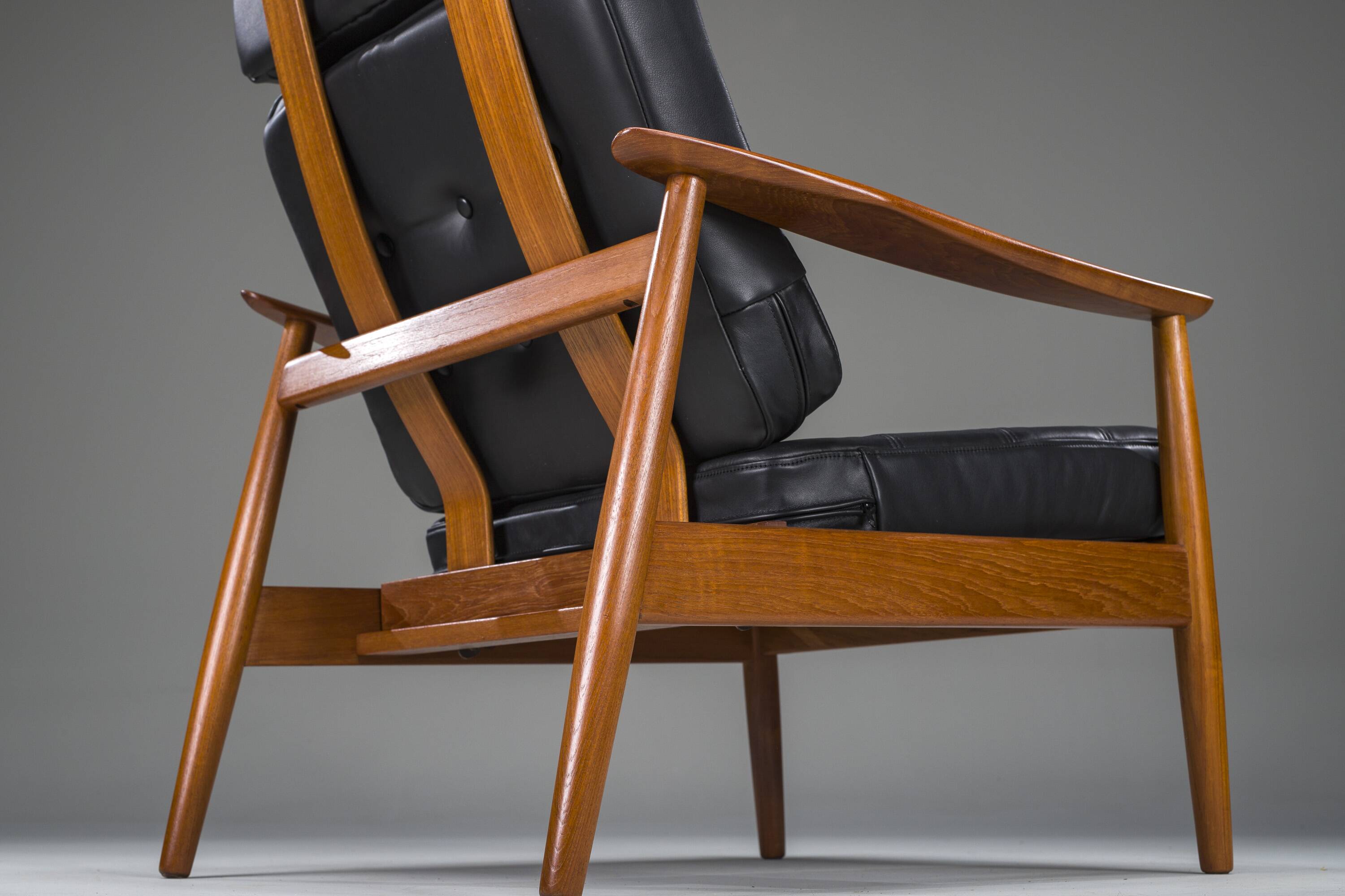 Mid-Century Modern FD 164 Armchair in Teak and Black Leather by Arne Vodder