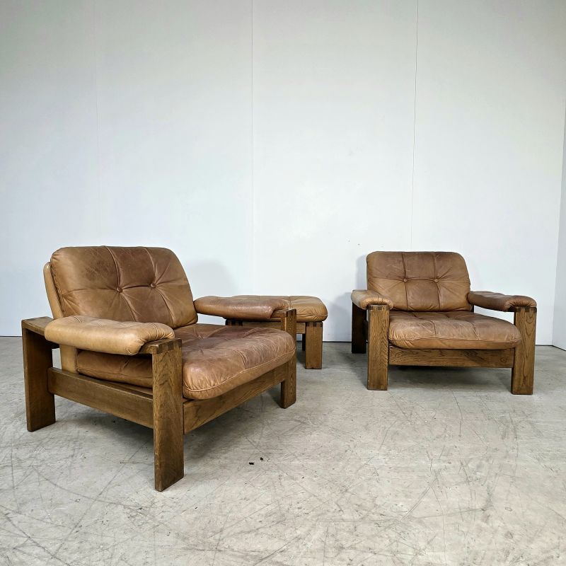 Joli salon composé d'une paire de fauteuils, d'un canapé en cuir havane et son ottoman