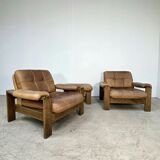 Joli salon composé d'une paire de fauteuils, d'un canapé en cuir havane et son ottoman