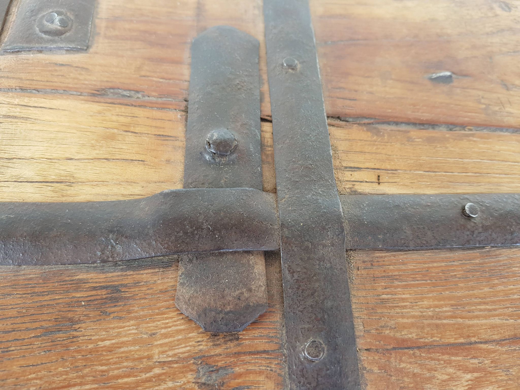 Coffre ancien indien vintage  sur roues en bois début 20eme s