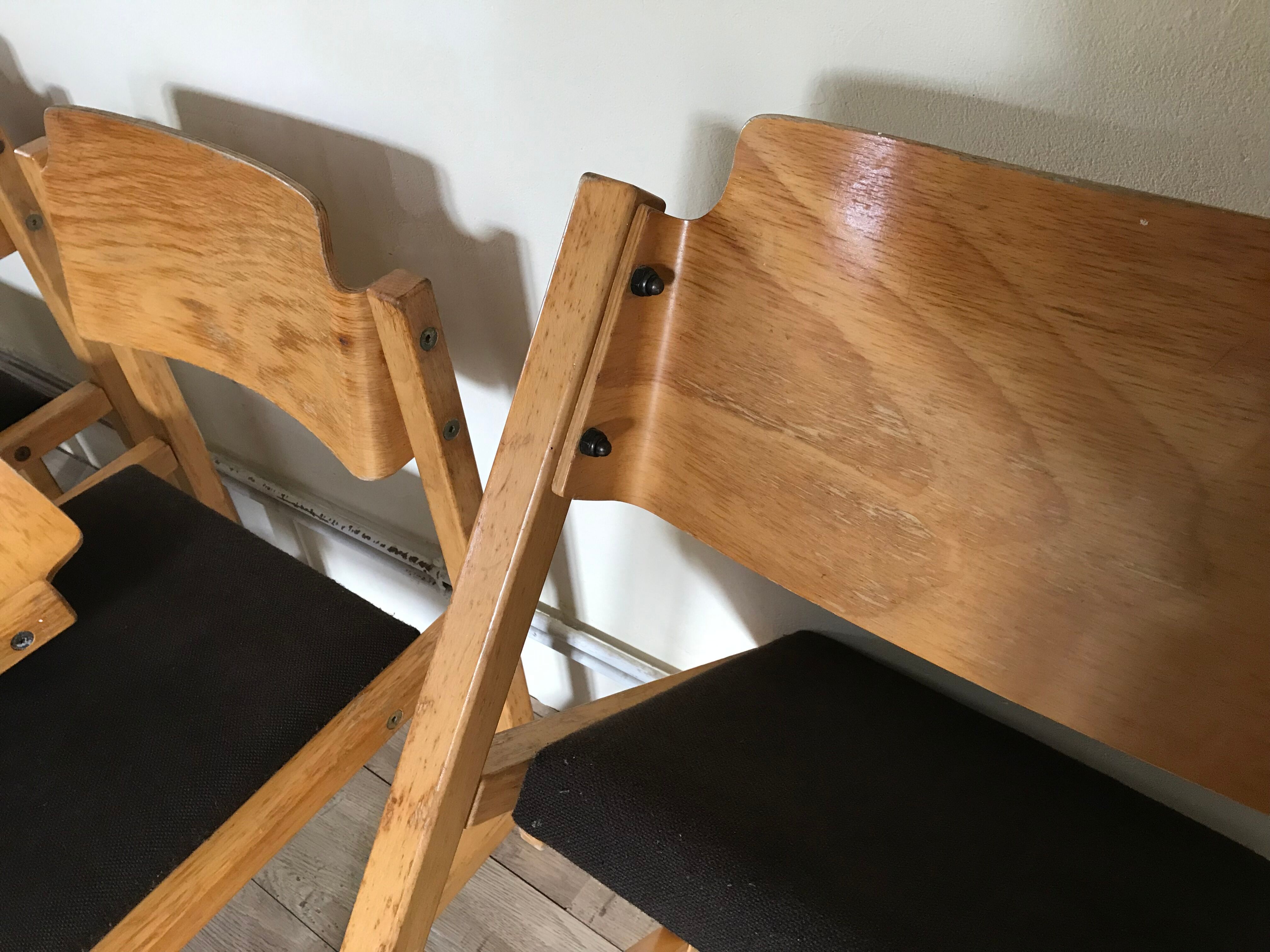 Set of 4 vintage chairs 1980's in beech, thermoformed on the back