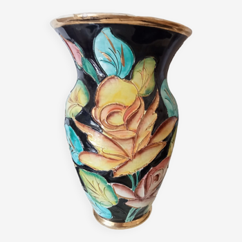 Vase fleuri, signé Vallauris