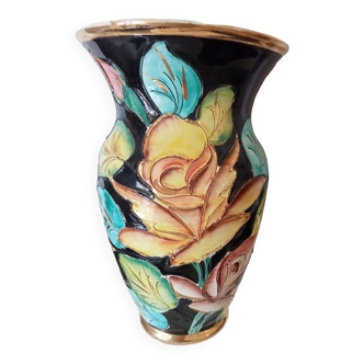 Vase fleuri, signé Vallauris