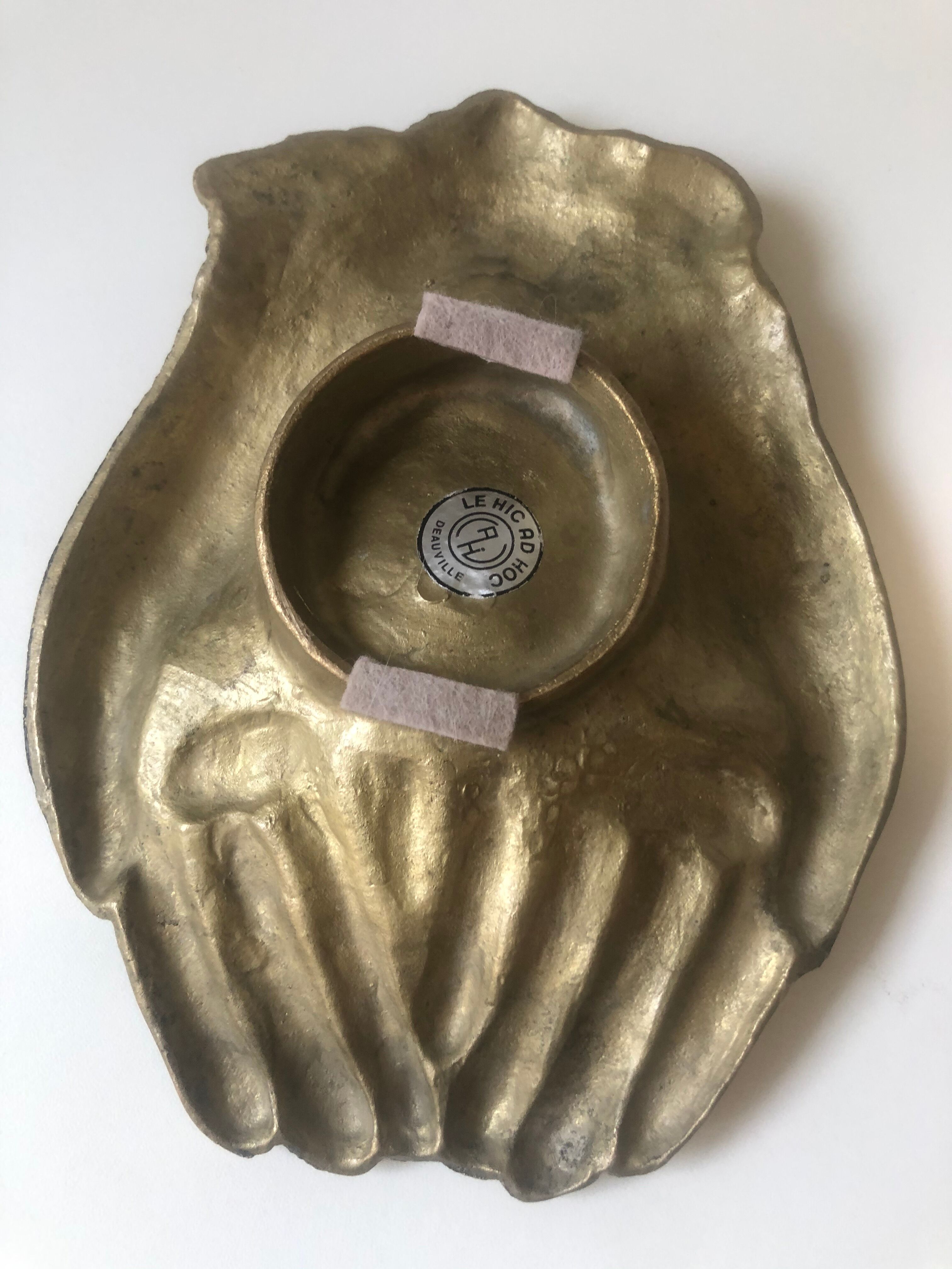 empty pocket or old patinated bronze ashtray, e, hand shape. Good condition.