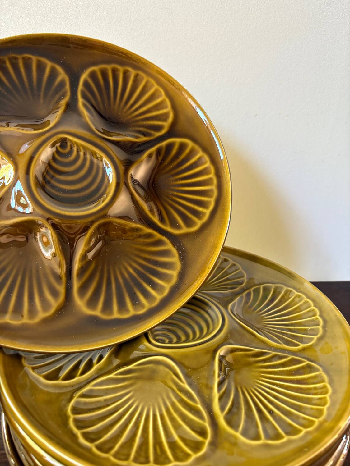 Set of 7 vintage khaki oyster plates