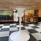 Tulip table Knoll Saarinen 1960 white marble