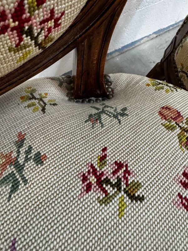 Paire de chaises médaillons de style Louis XVI canevas