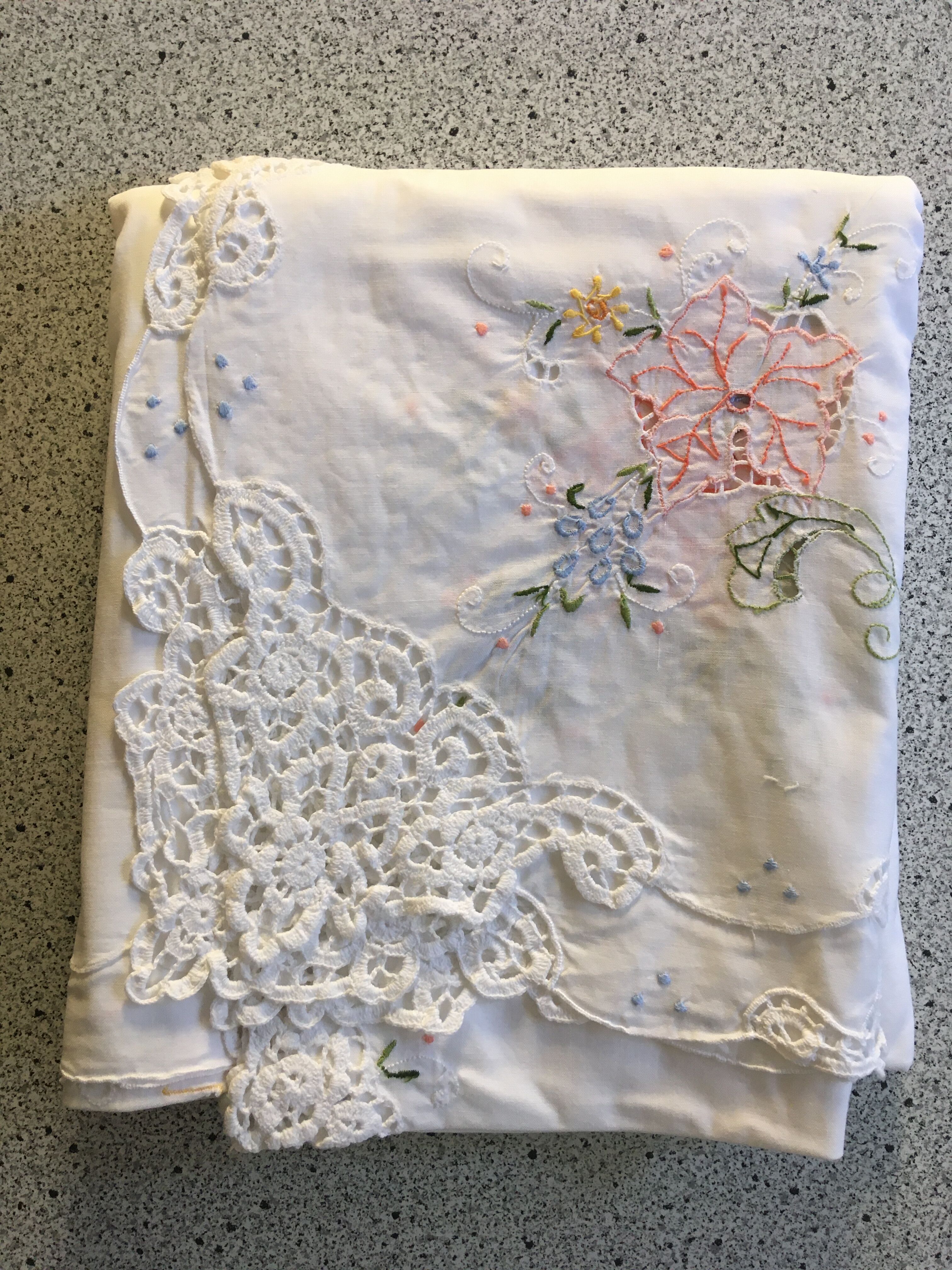 Nappe 160 x 260 ajourée brodée et 12 serviettes