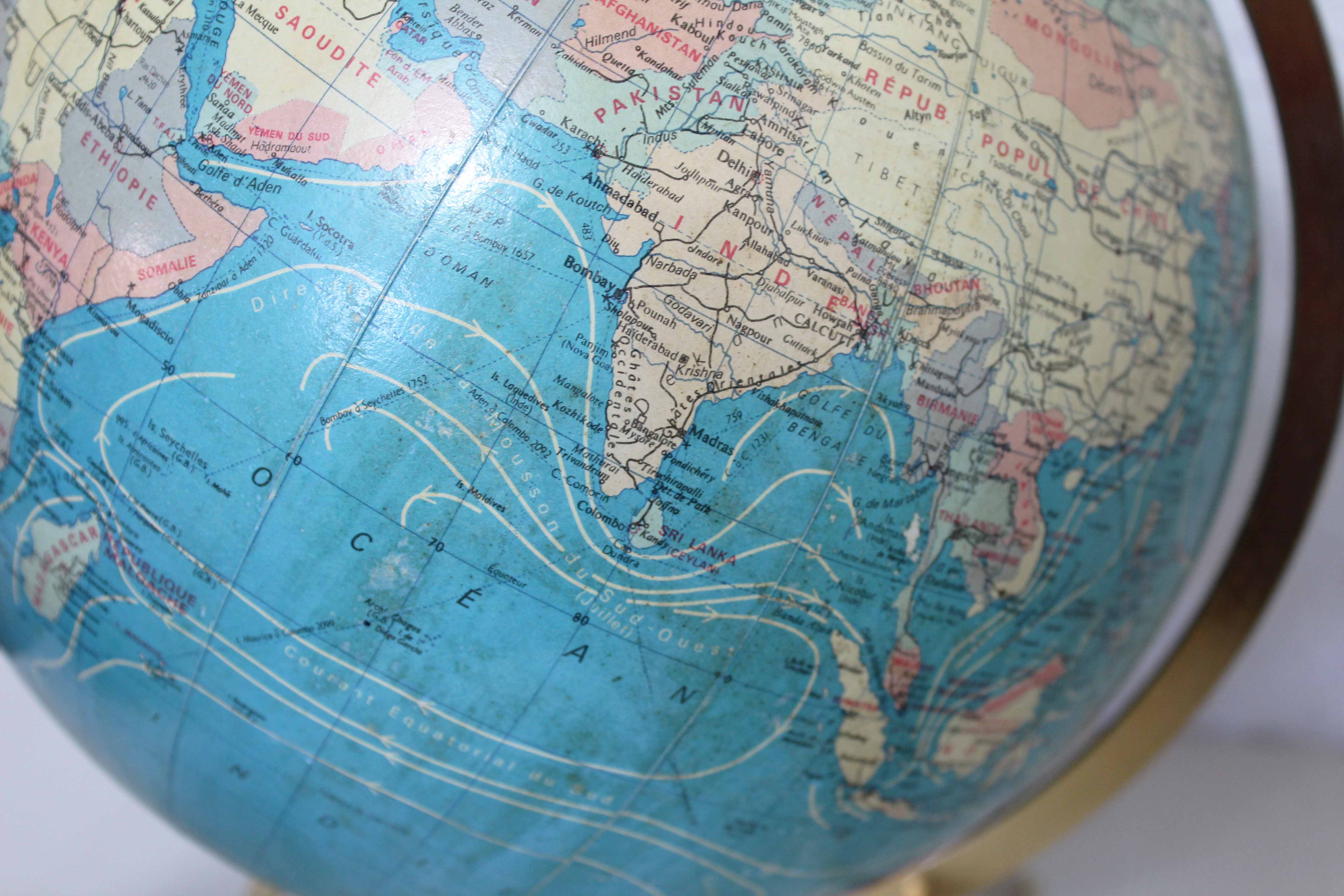 Luminous world map in tripod glass