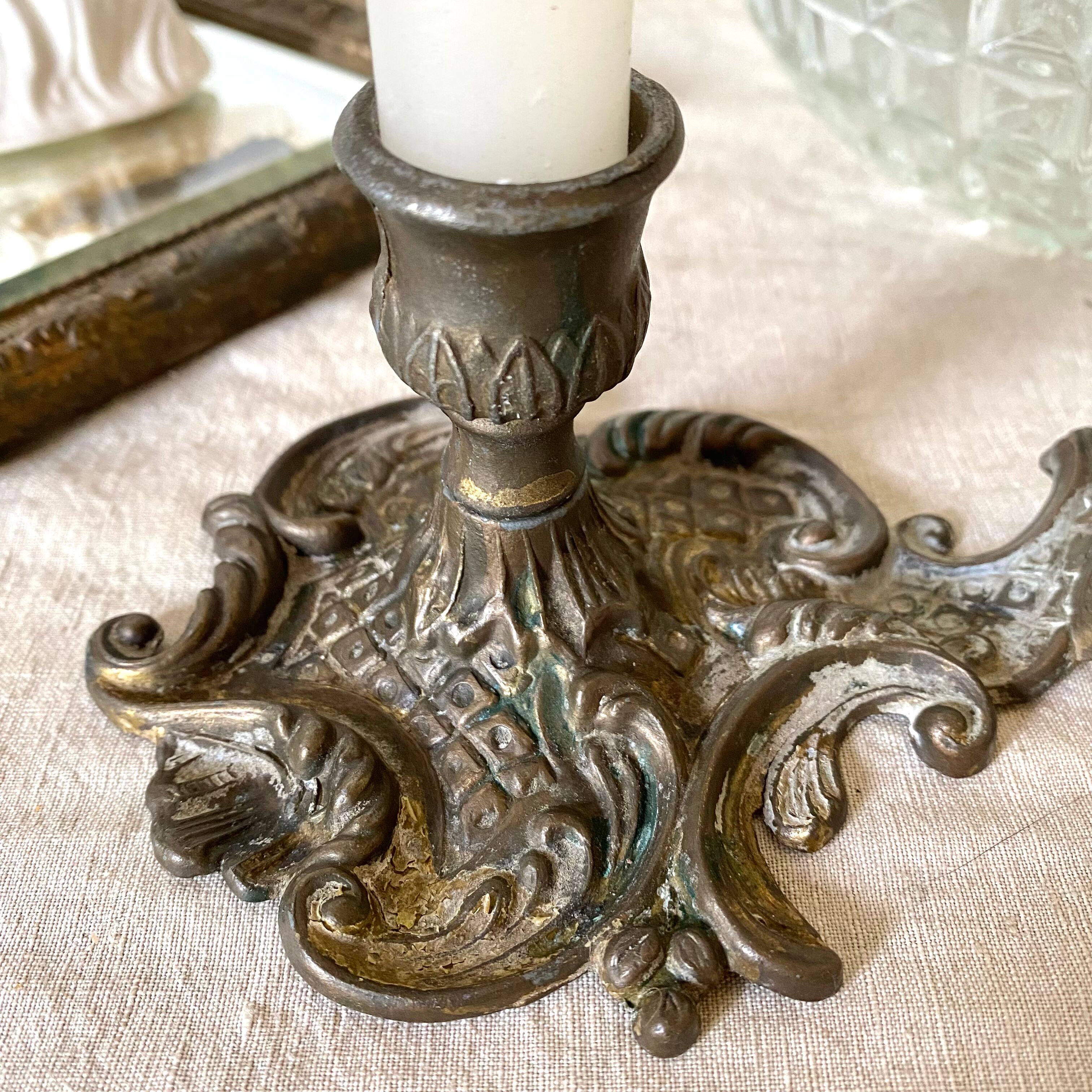 Antique style thumb candle holder
