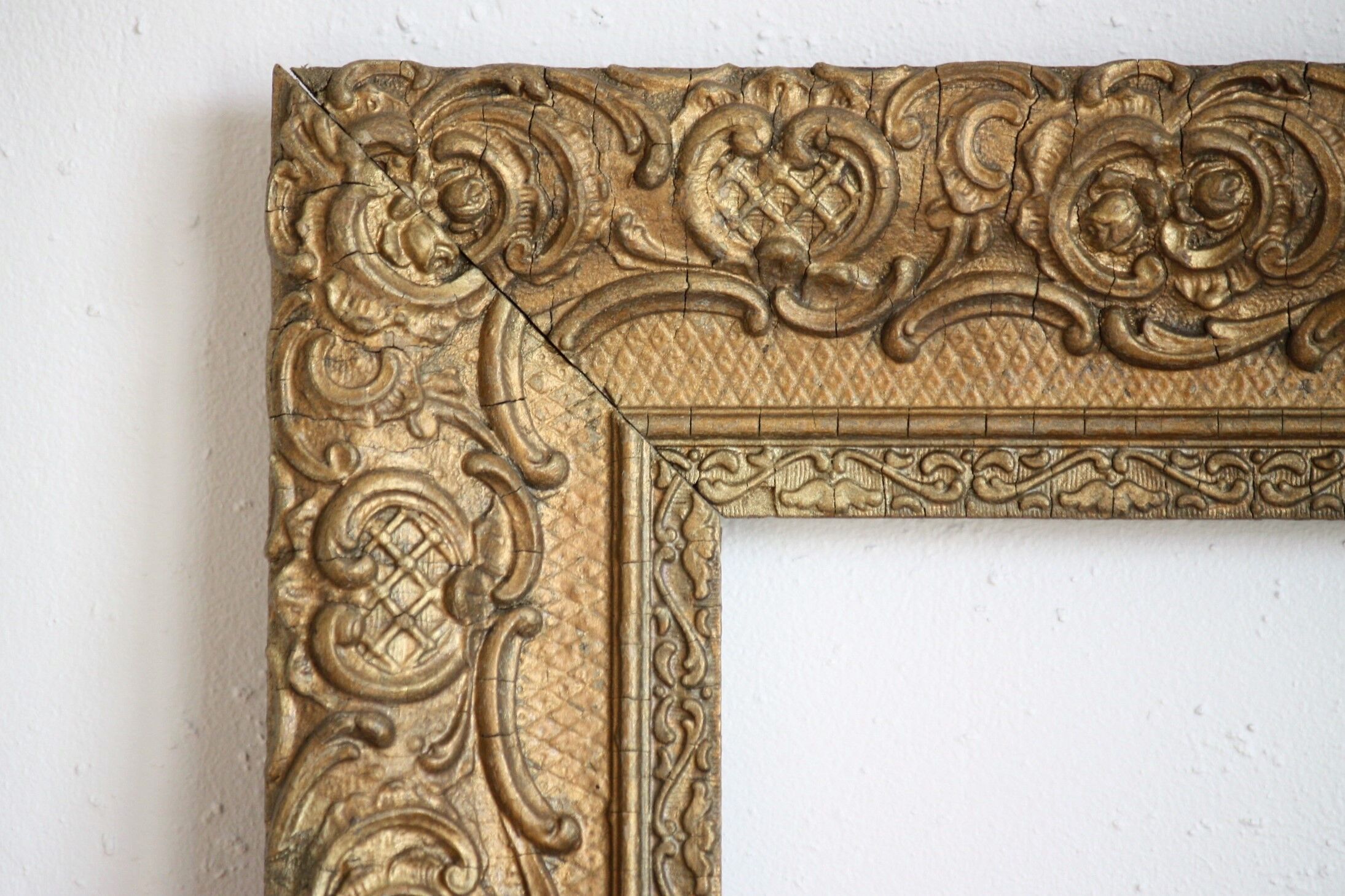 Gilded wooden and stucco frame