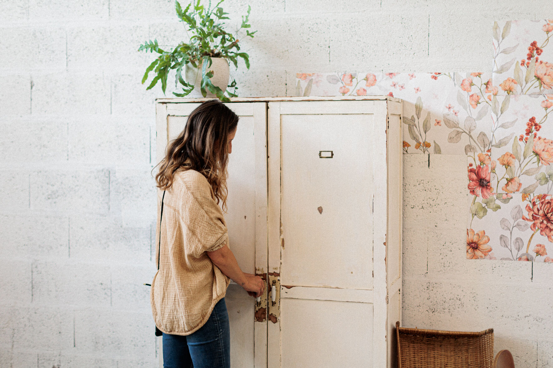 Large white furniture lacquered "buttercup"