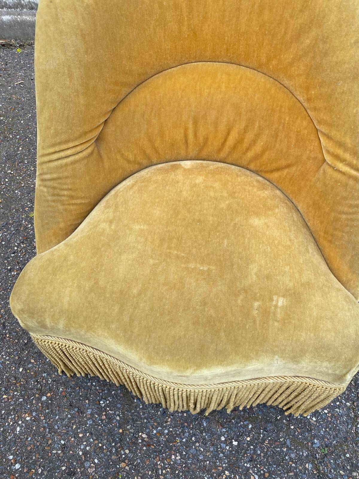 Fauteuil crapaud en velours jaune moutarde du 19ème