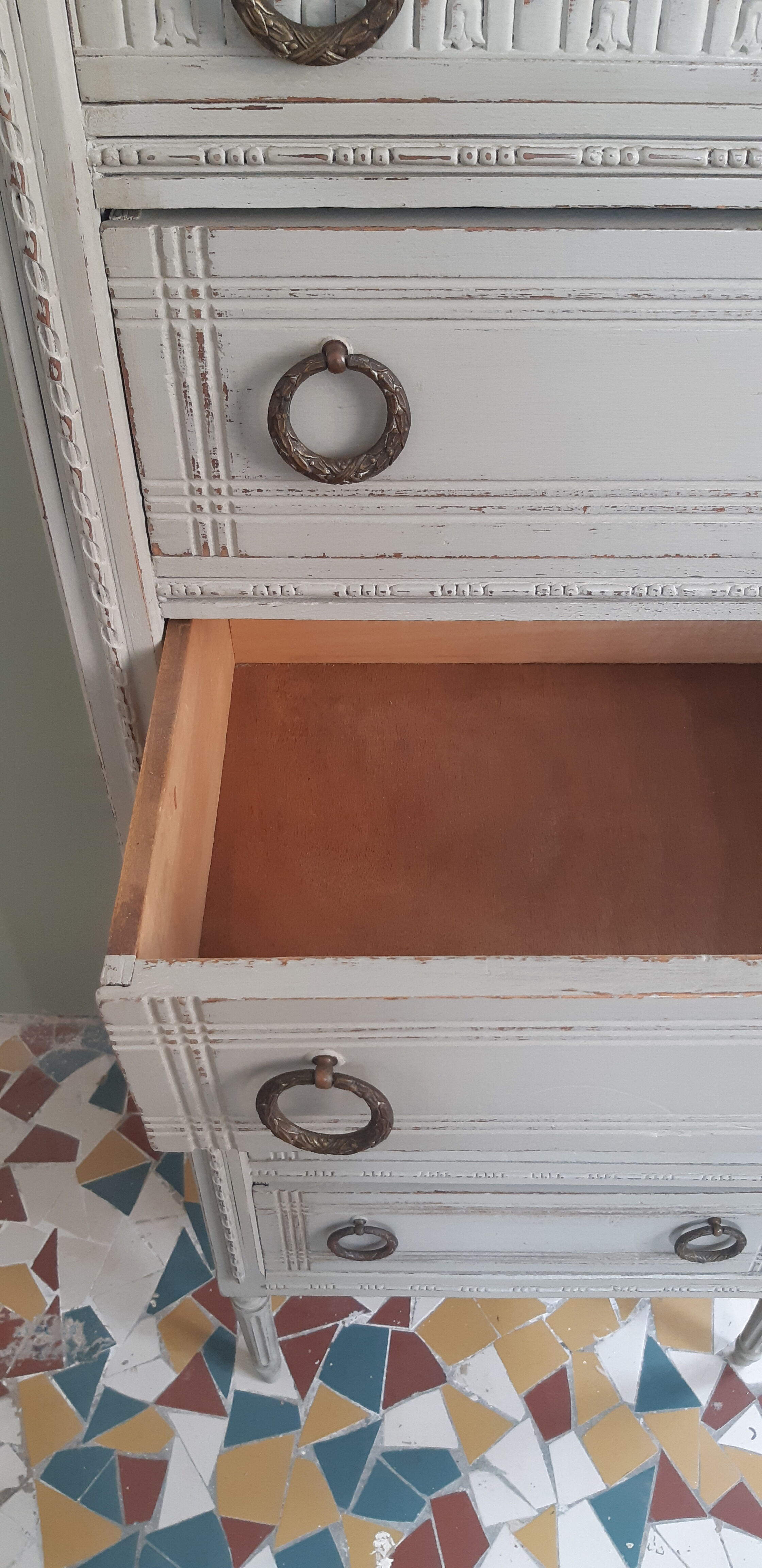 Chiffonnier revisited in grey