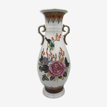 Vase in asian porcelain decorated with birds