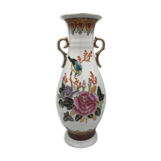 Vase in asian porcelain decorated with birds