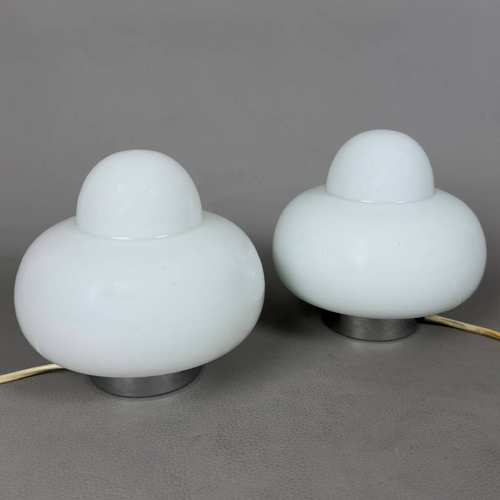 Pair of space age UFO table lamps in white Murano glass, modernist 1970s.