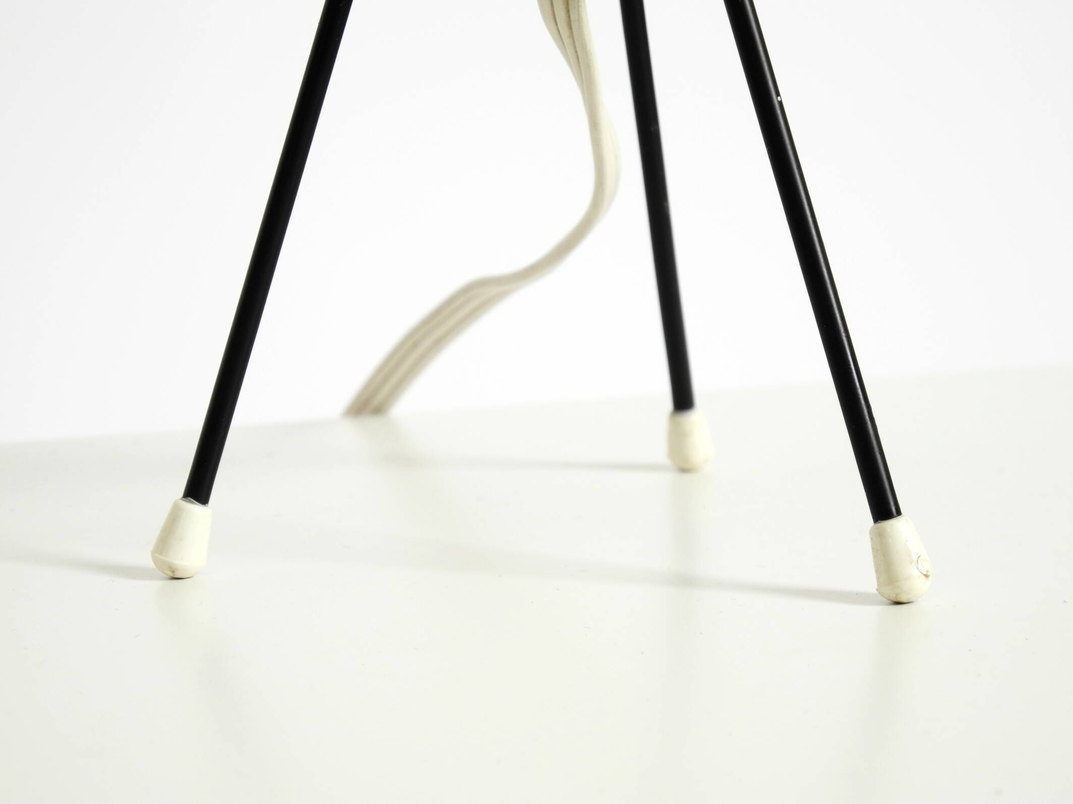 Beautiful mid-century modern tripod raffia table lamp