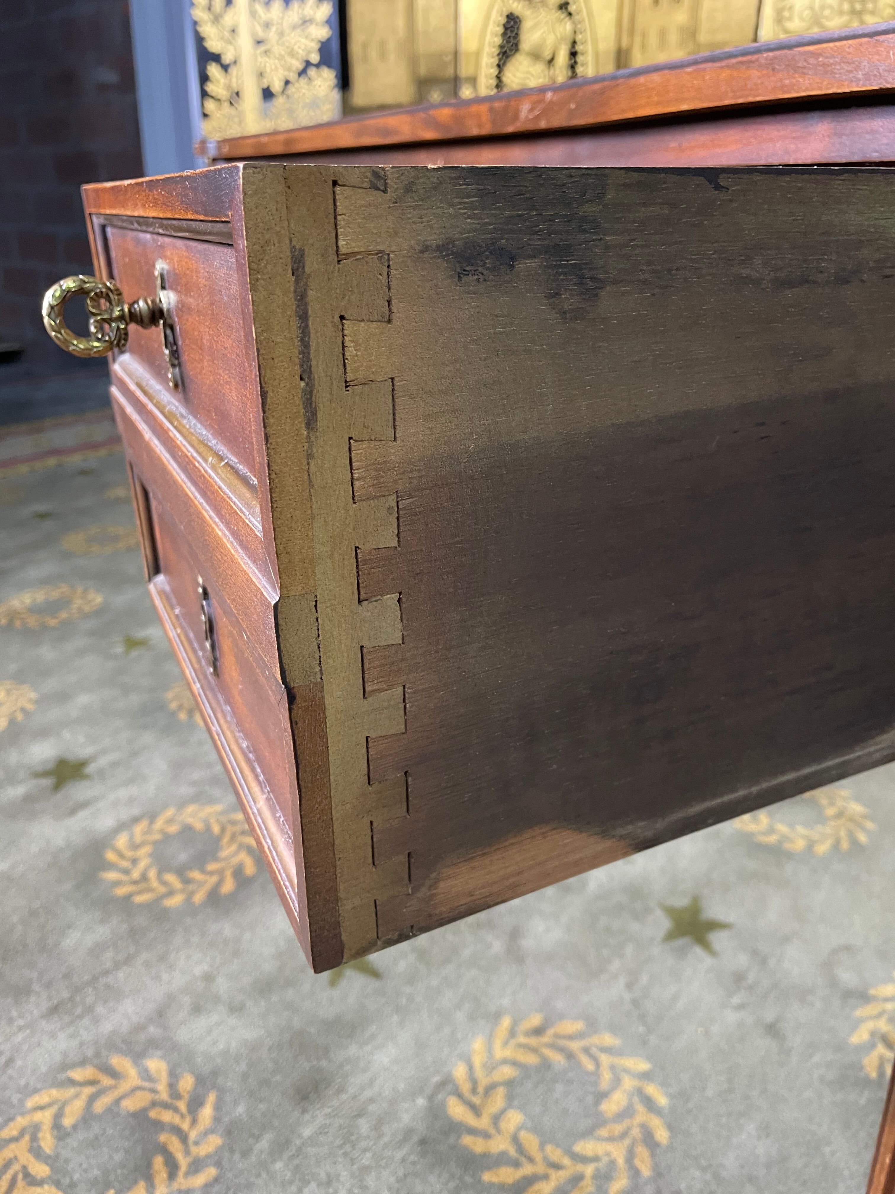 Bureau plat de style Louis XV