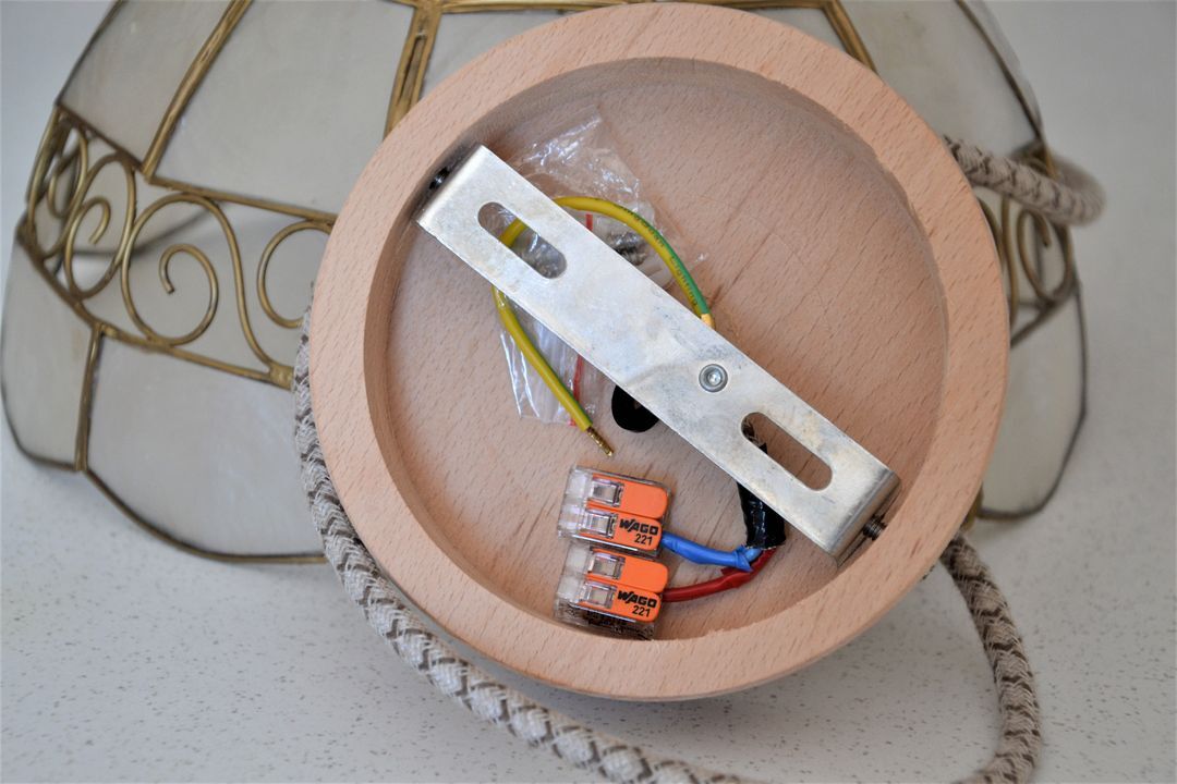 Mother-of-pearl and brass suspension