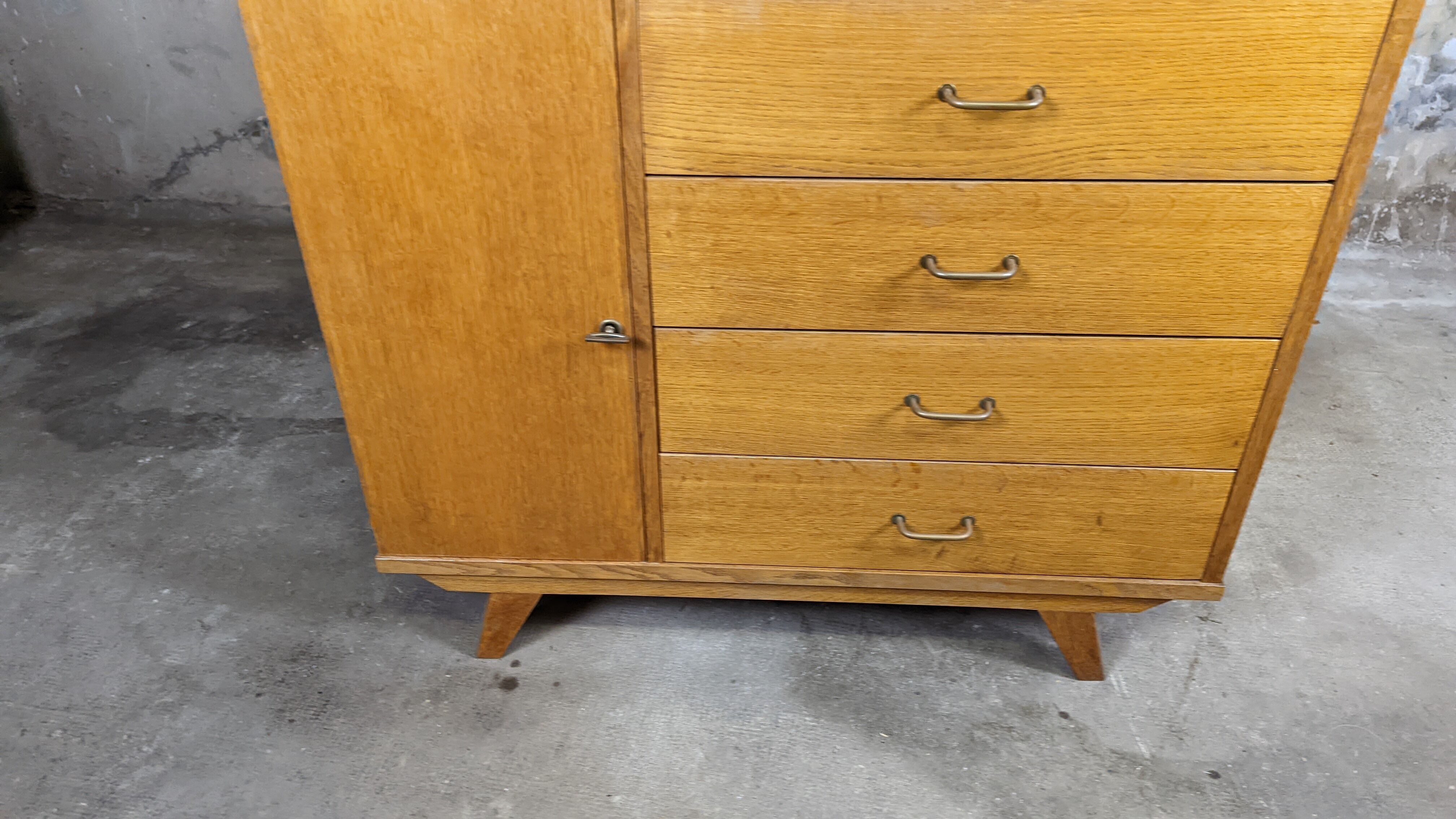 Scandinavian compass foot dresser