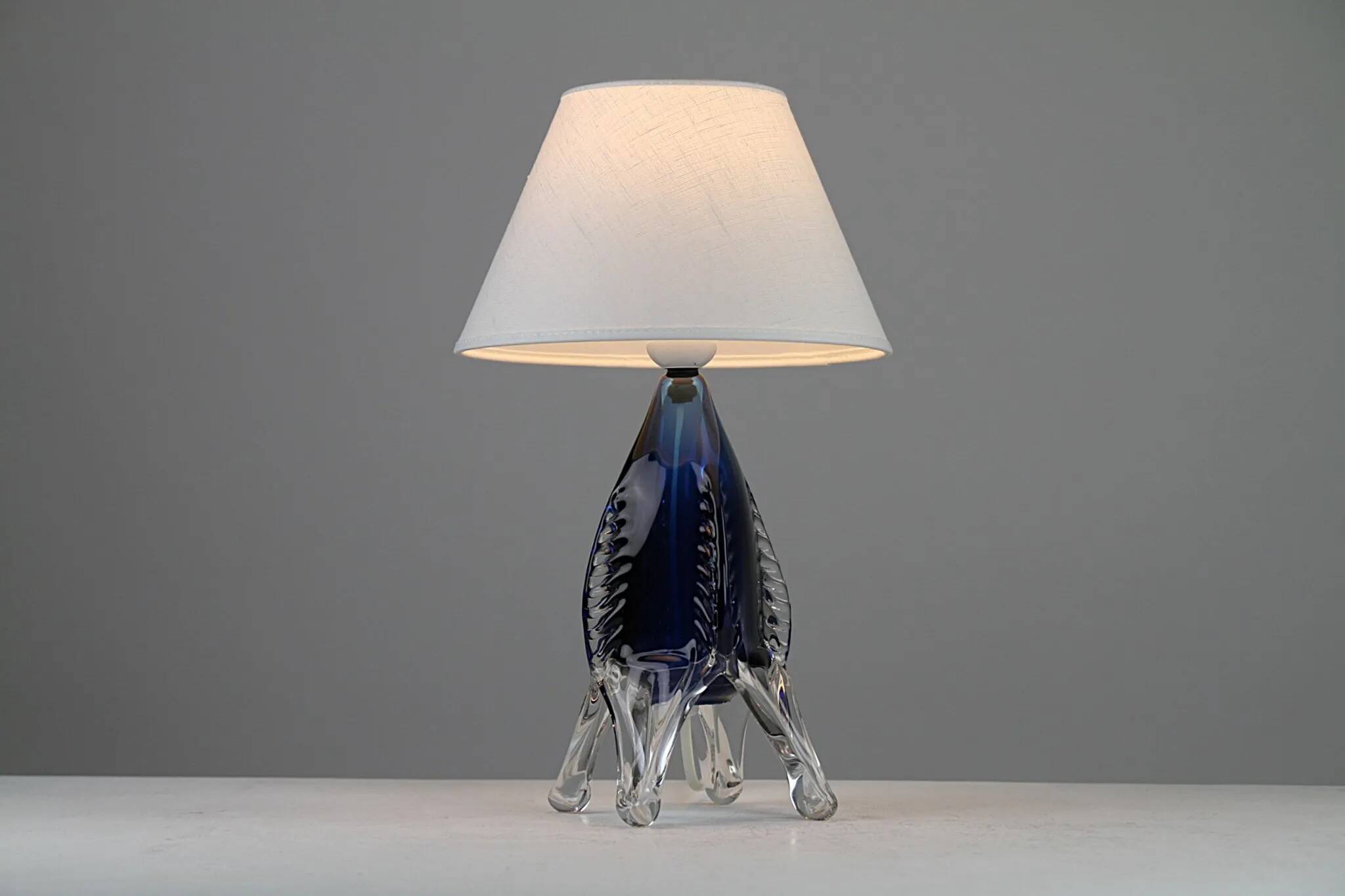 Lampe de table en verre art bleu et cristal — Suède, vers 1955-1965
