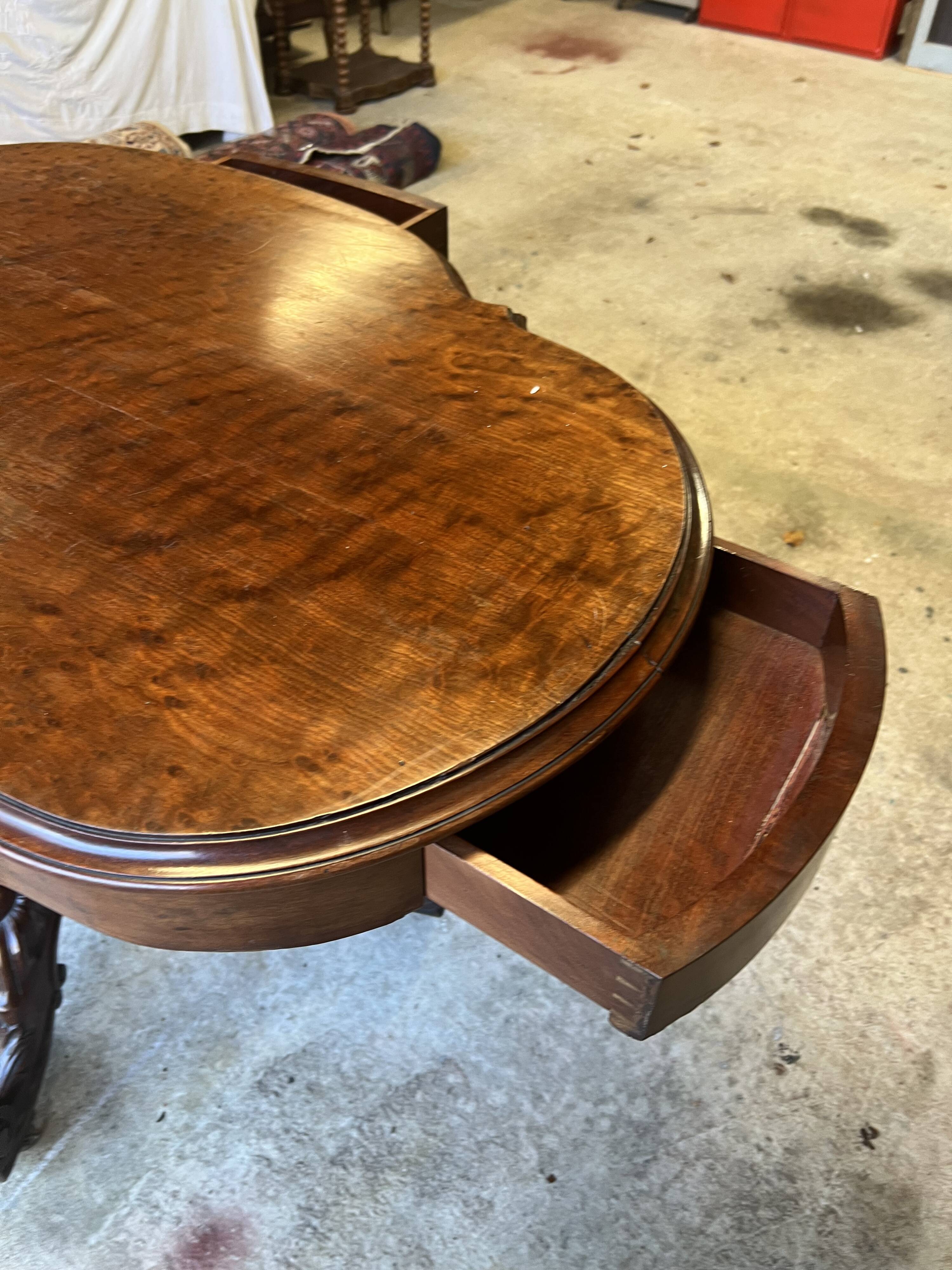 Middle table in mahogany.