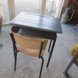 Ancien bureau d’écolier avec sa chaise