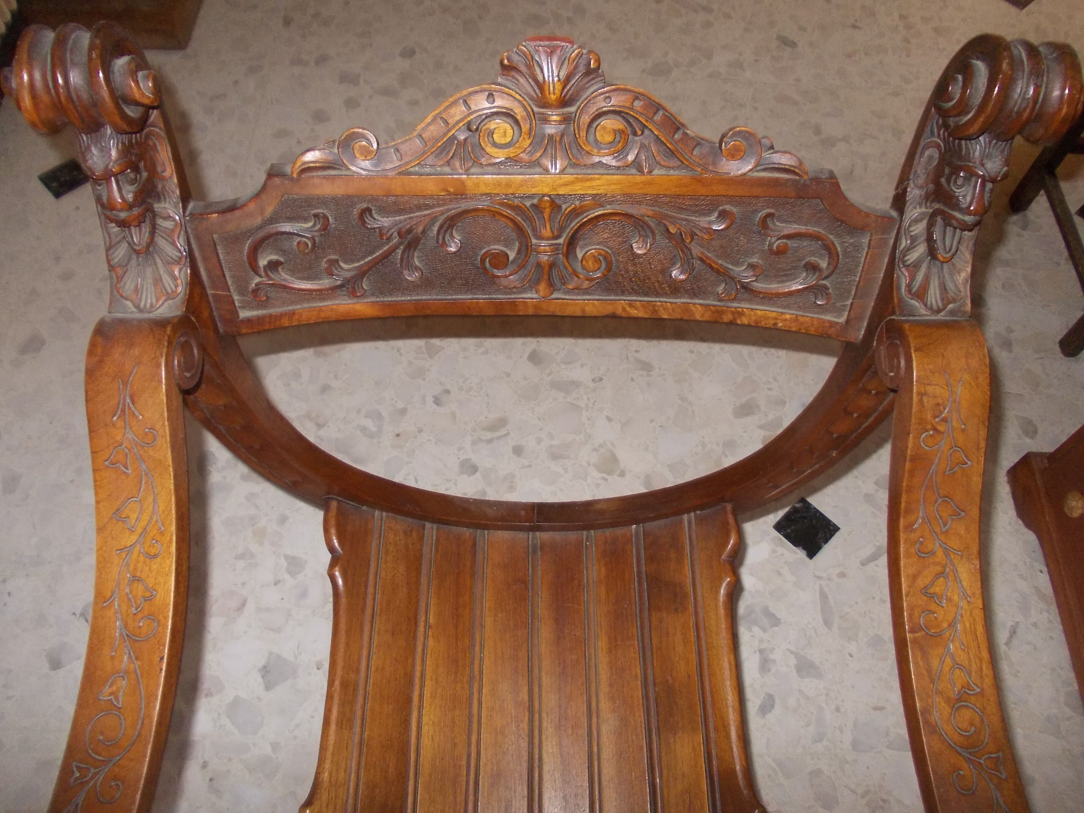 Fauteuil curule dit Dagobert néo renaissance fin XIXe bois clair