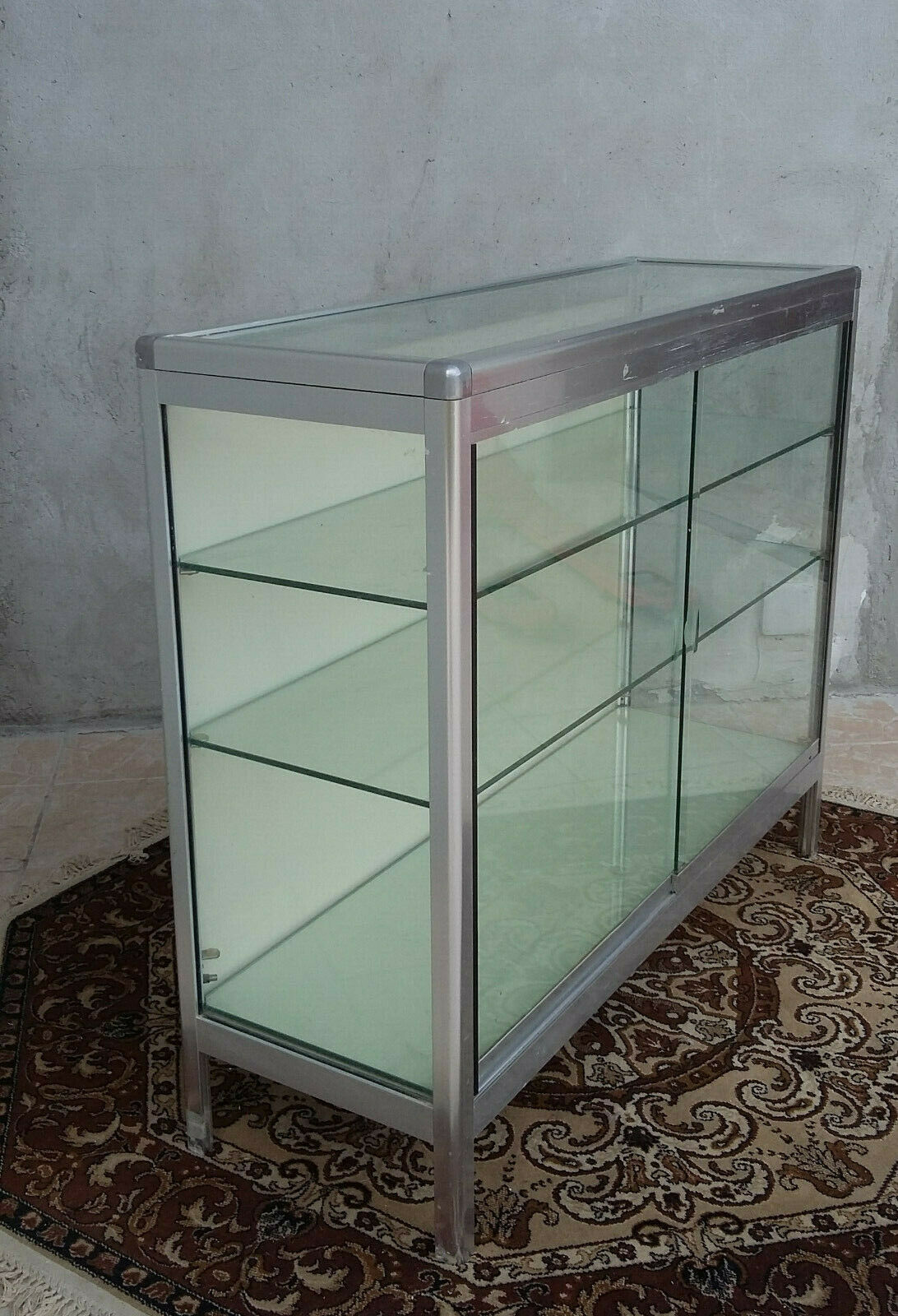 Aluminium showcase