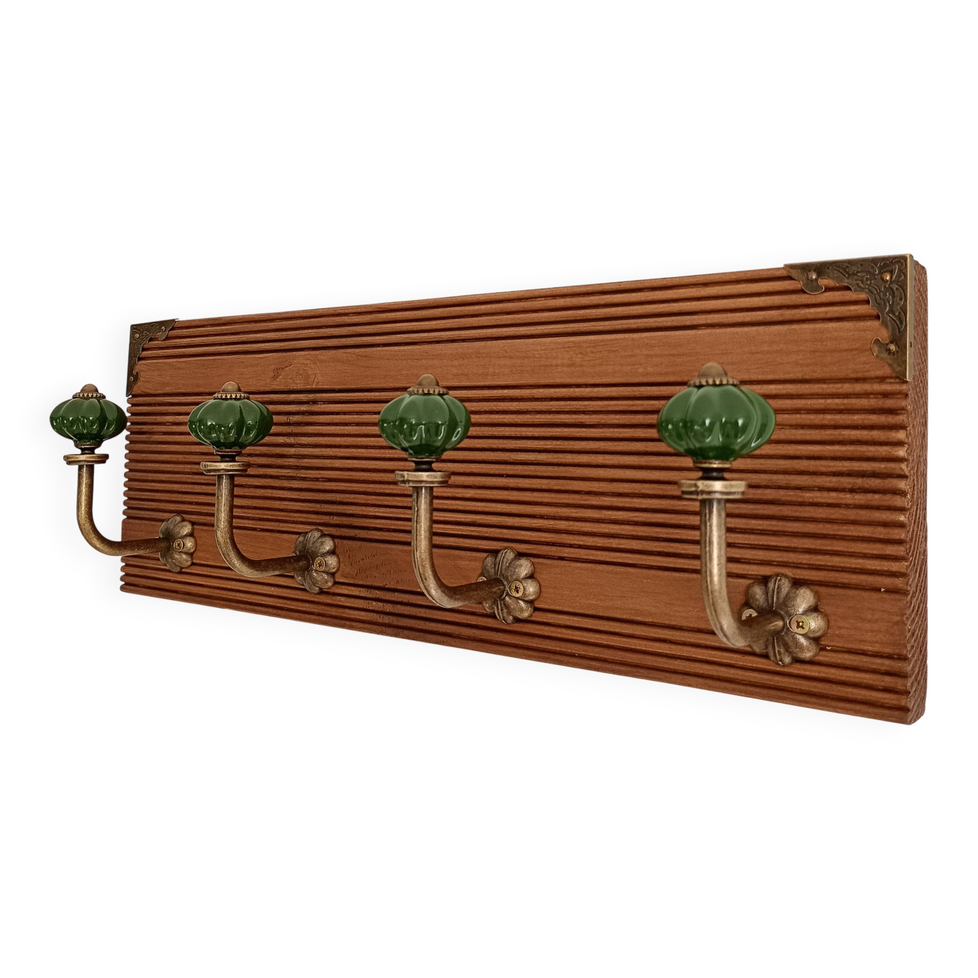 Wall-mounted coat rack with 4 emerald green hooks, grooved wood, 40 cm