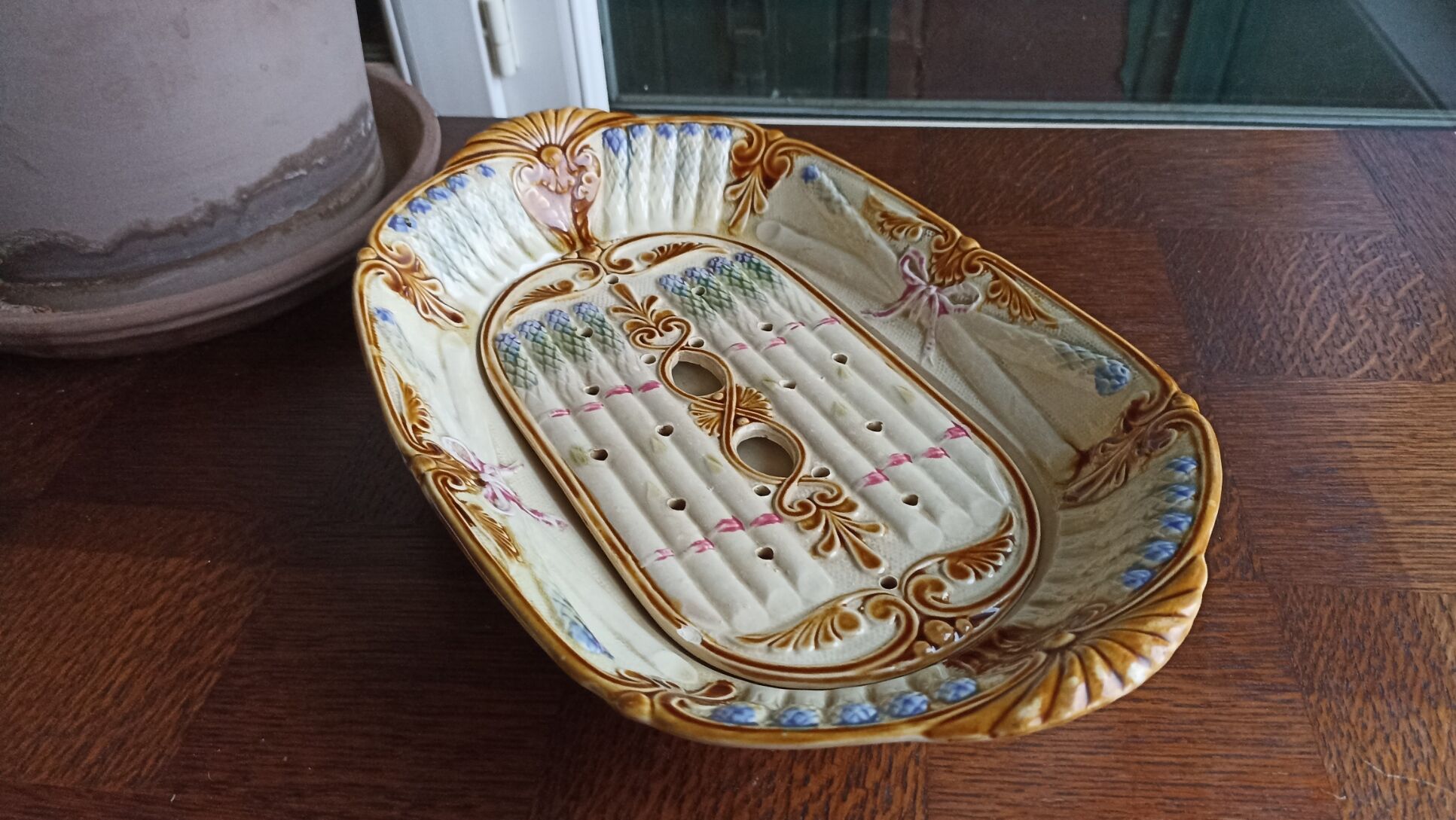 Asparagus dish in earthenware barbotine Onnaing