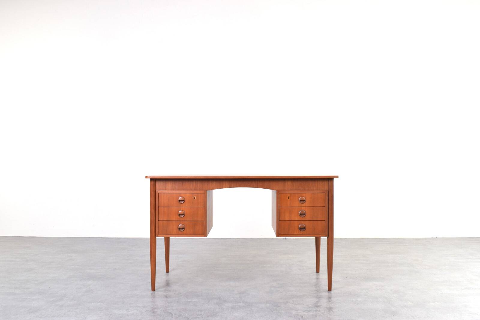 Bureau en teck danois des années 1960.