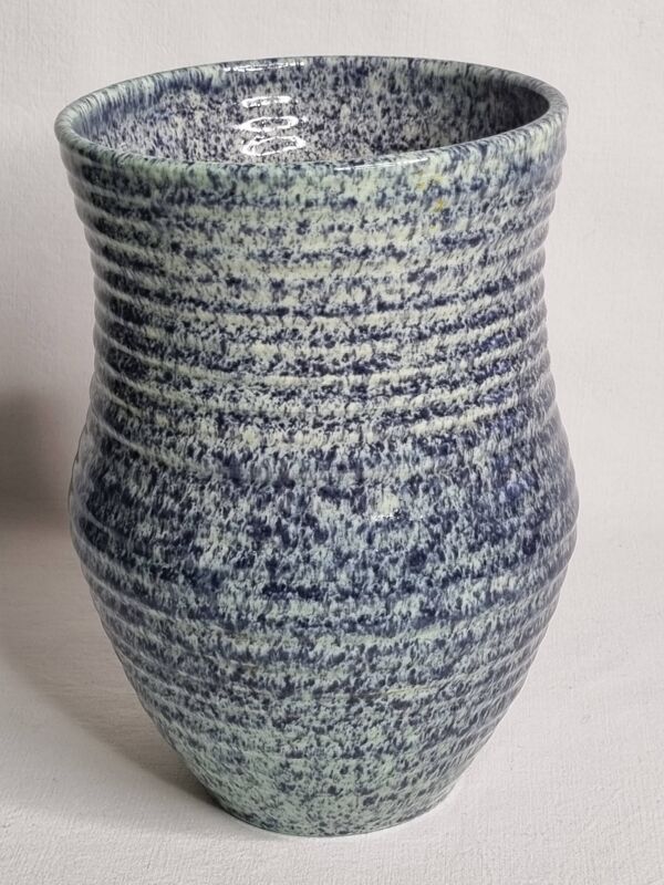 Vase en grès émaillé bleu moucheté – signé Accolay – 20 cm