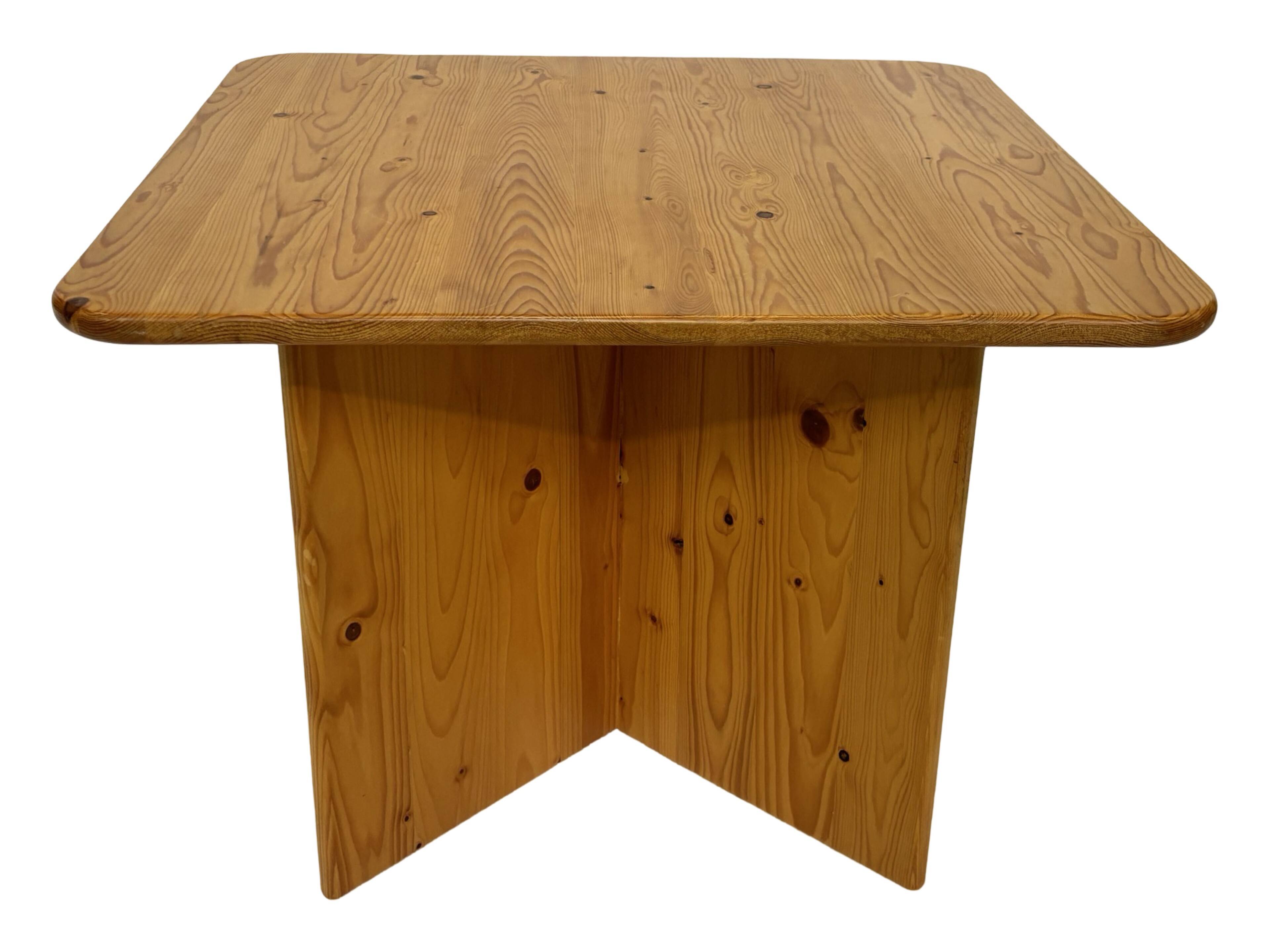 Table basse / table d'appoint vintage en pin au design organique minimaliste