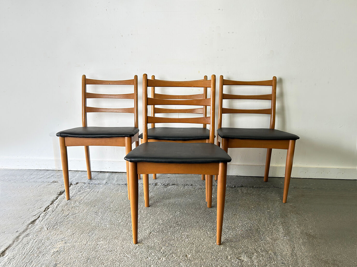 Ensemble de 4 chaises de salle à manger de style mid-century par Schreiber Furniture