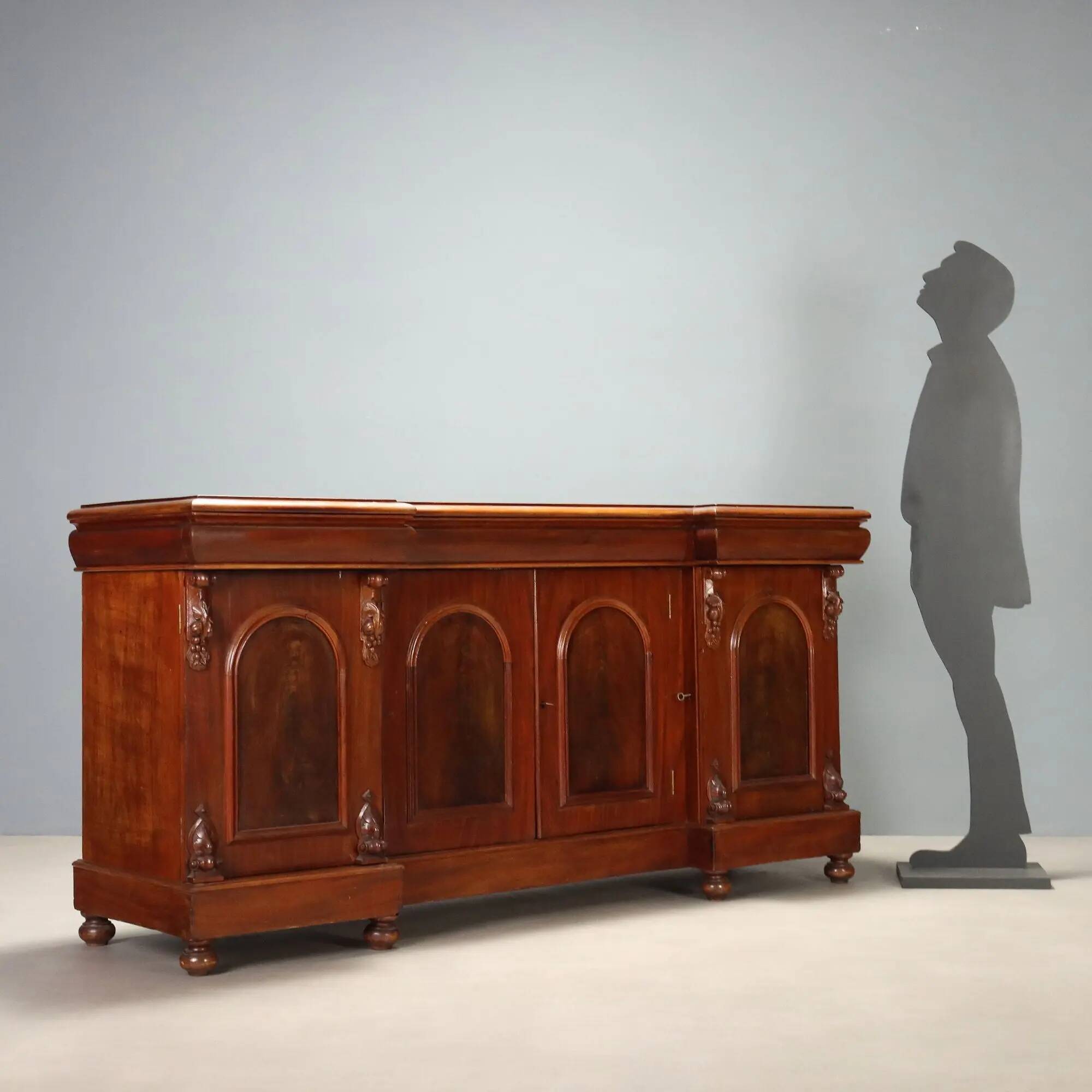 Victorian buffet in mahogany with 3 drawers, Italy, 19th century.