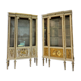 Paire de vitrines fin du xixe siècle en bois peint et doré de style louis xvi